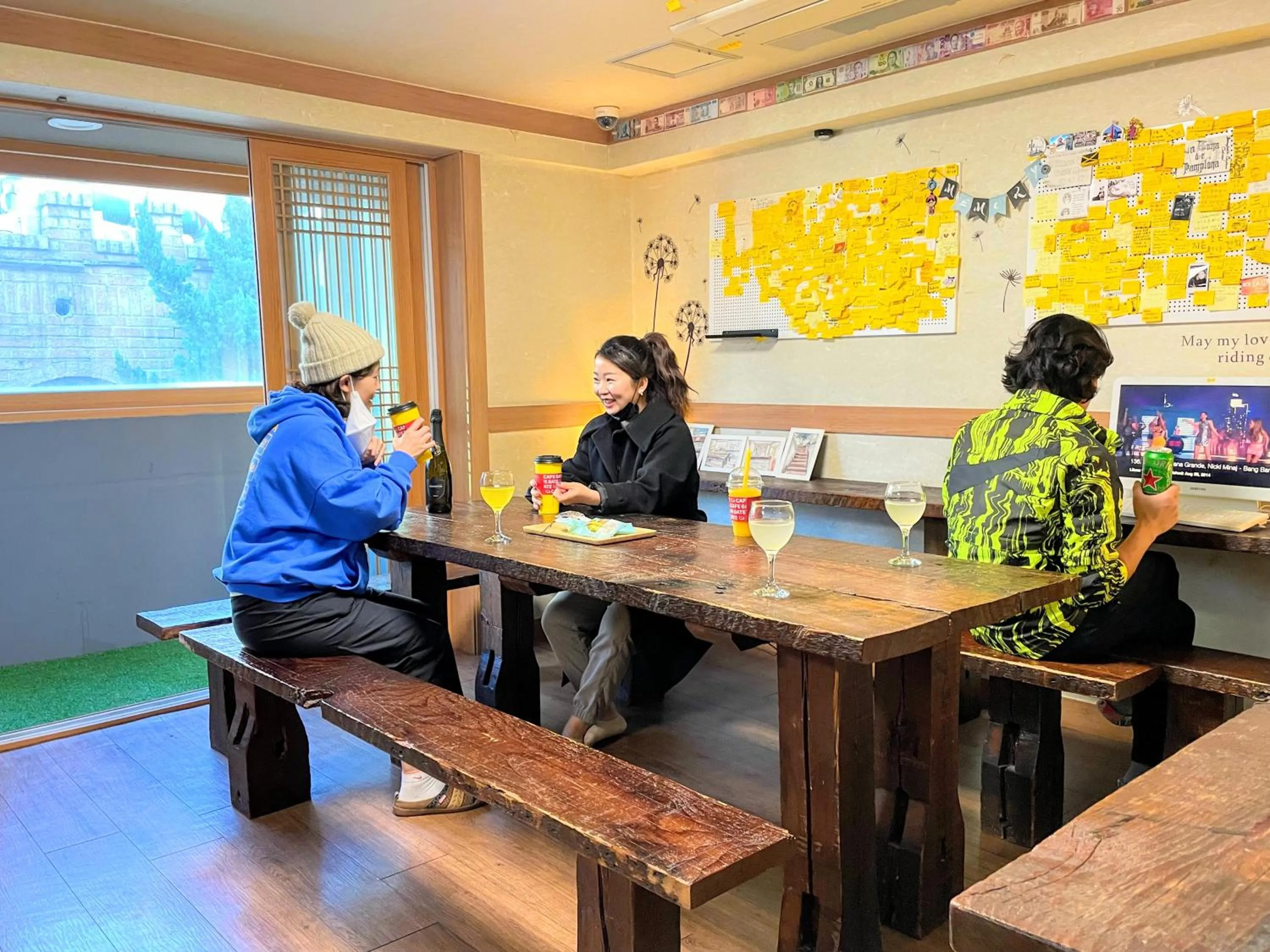 Communal lounge/ TV room in Cocoa Guesthouse