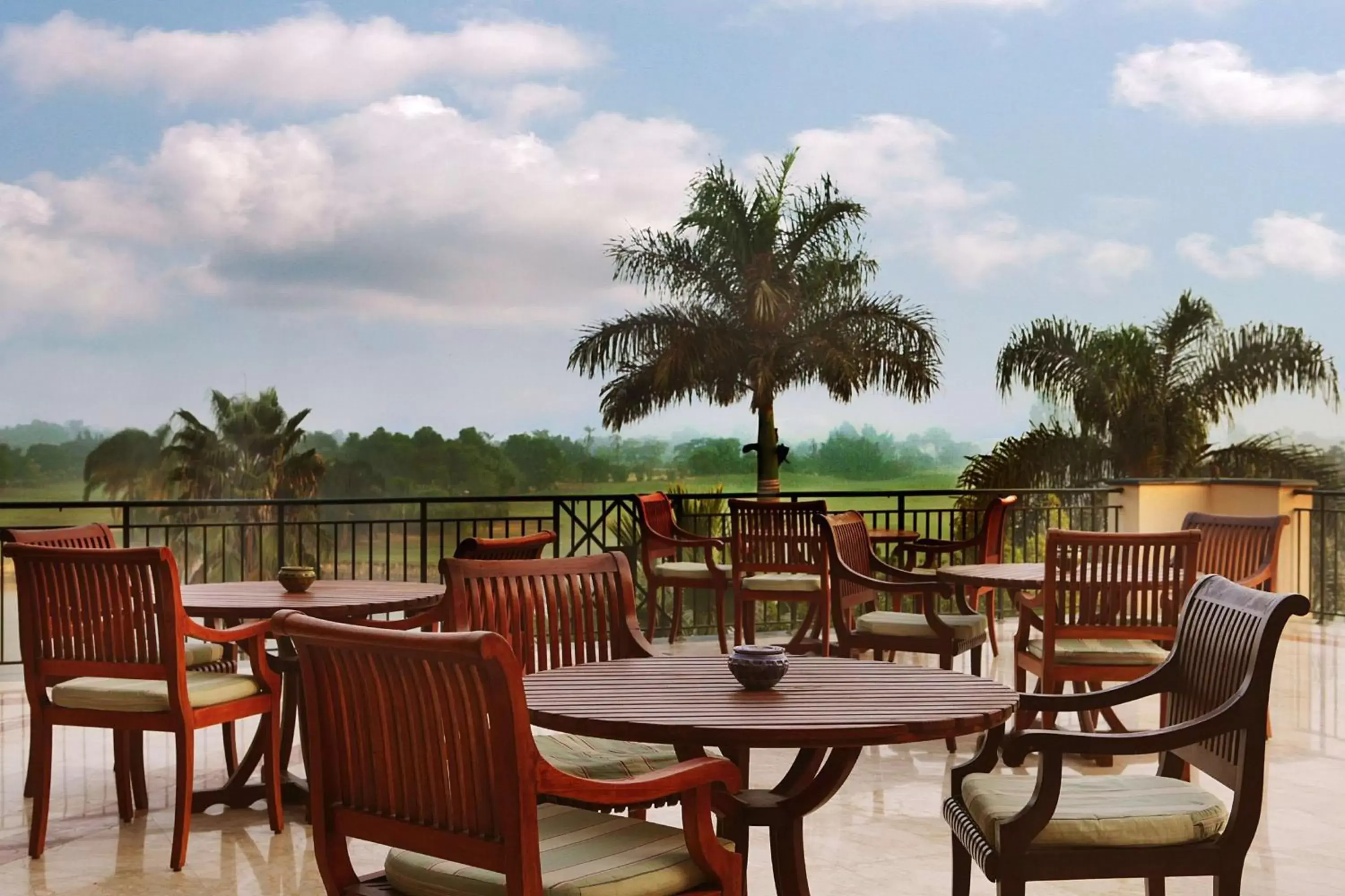 Patio, Restaurant/Places to Eat in Hilton Pyramids Golf