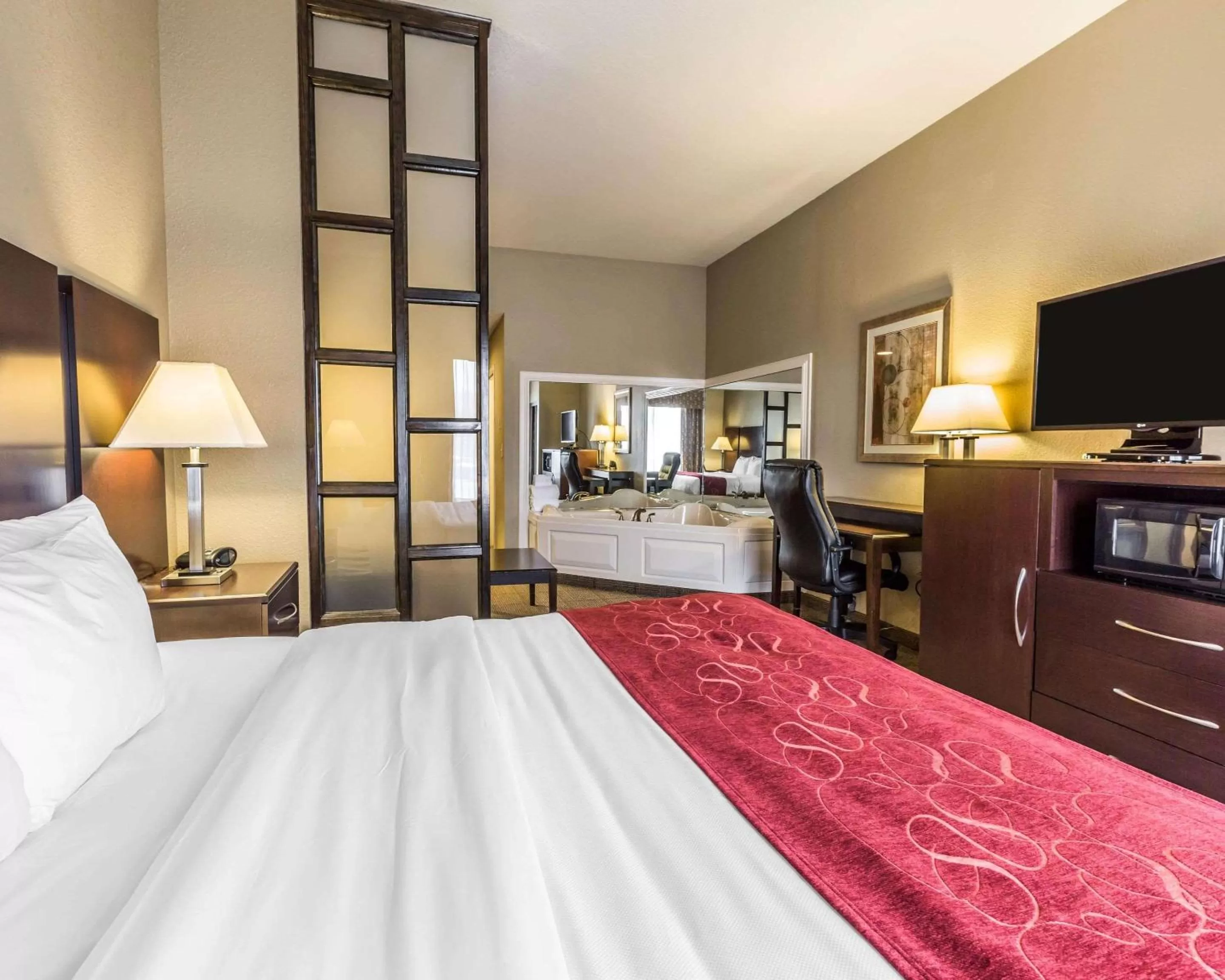 Photo of the whole room, Bed in Comfort Suites Commerce