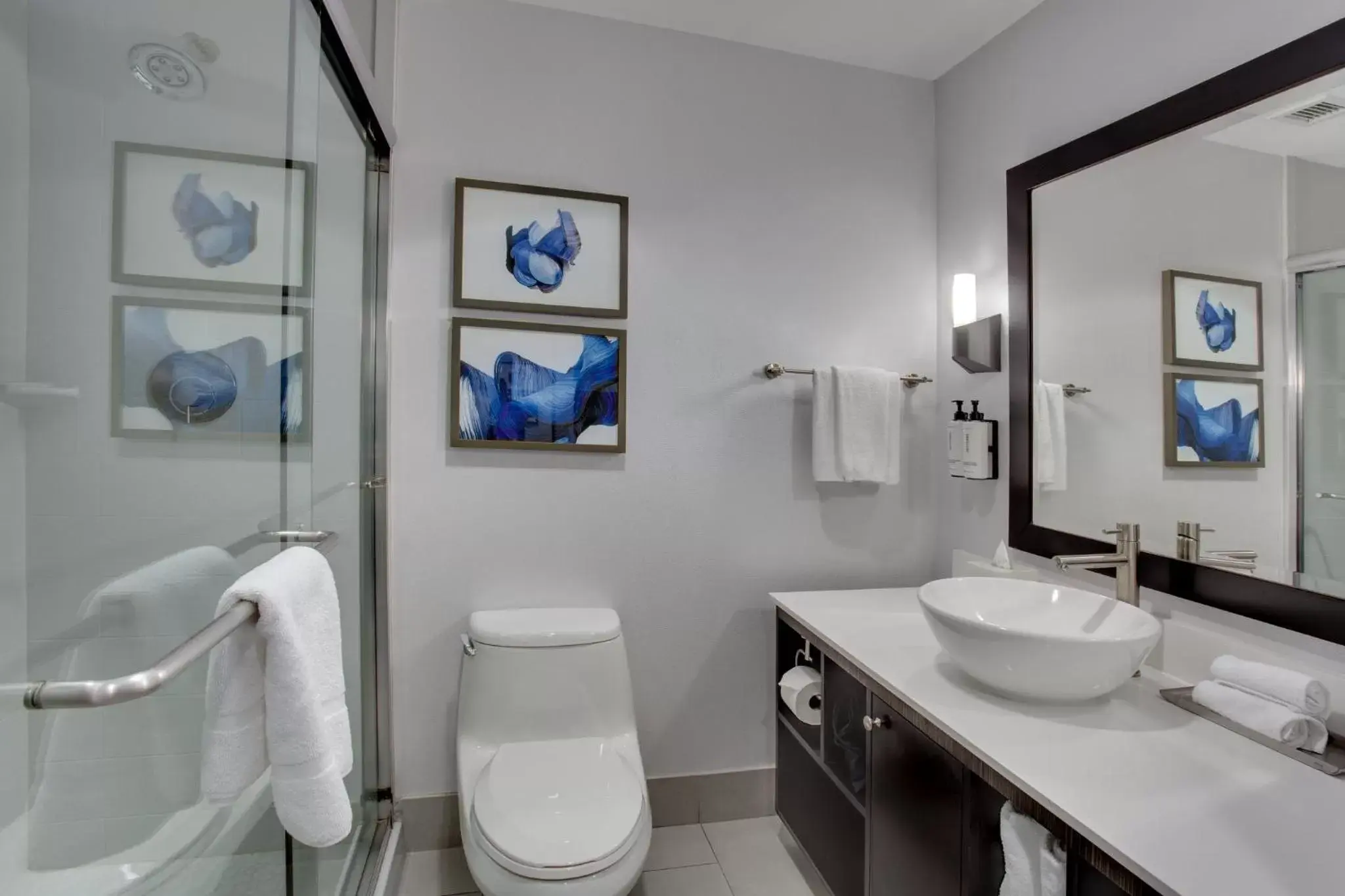 Photo of the whole room, Bathroom in Crowne Plaza Hotel & Resorts Fort Lauderdale Airport/ Cruise, an IHG Hotel