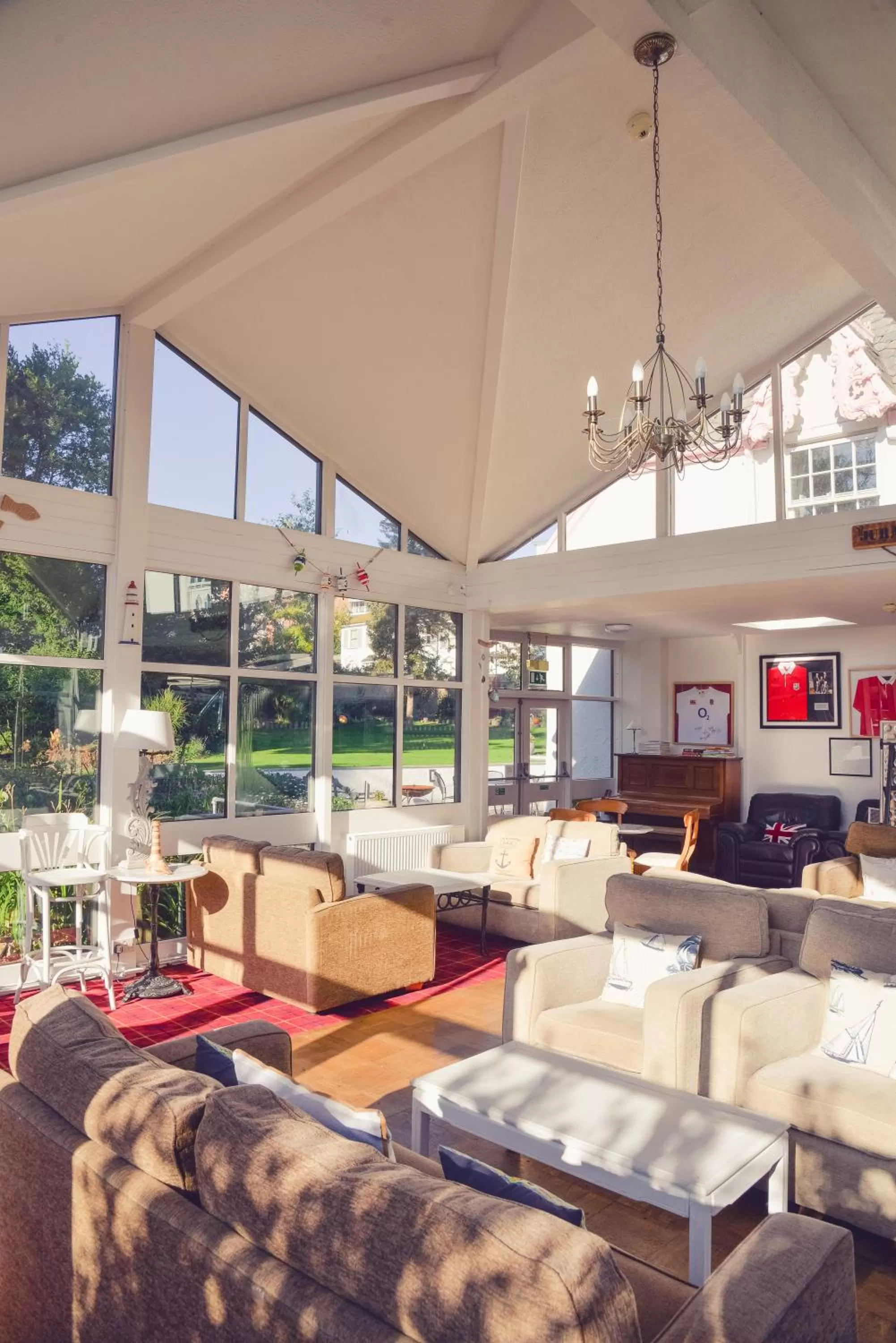 Communal lounge/ TV room in The Woodlands Hotel