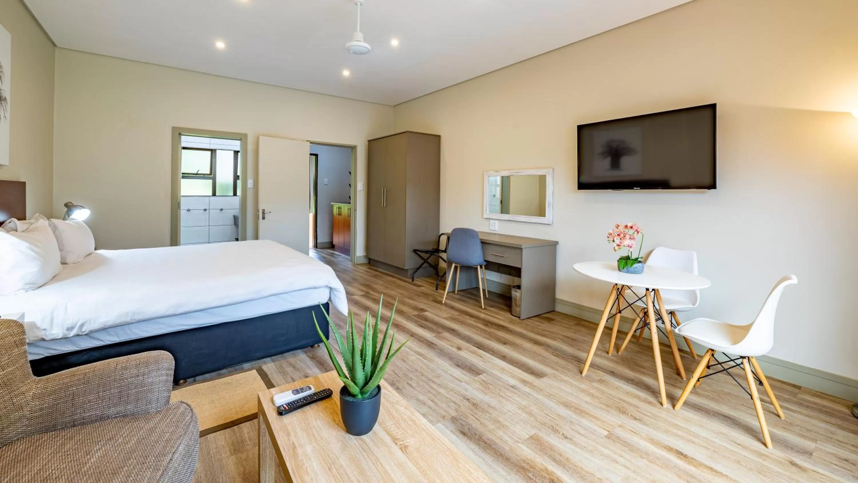 Bedroom, Bed in African Sky Hotels - Pine Lake Inn