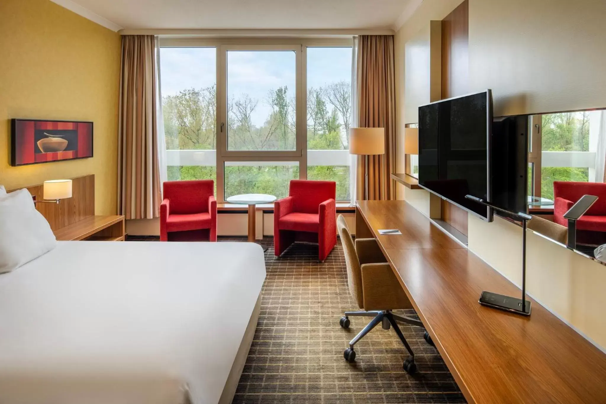 Photo of the whole room, TV/Entertainment Center in Crowne Plaza Antwerpen, an IHG Hotel