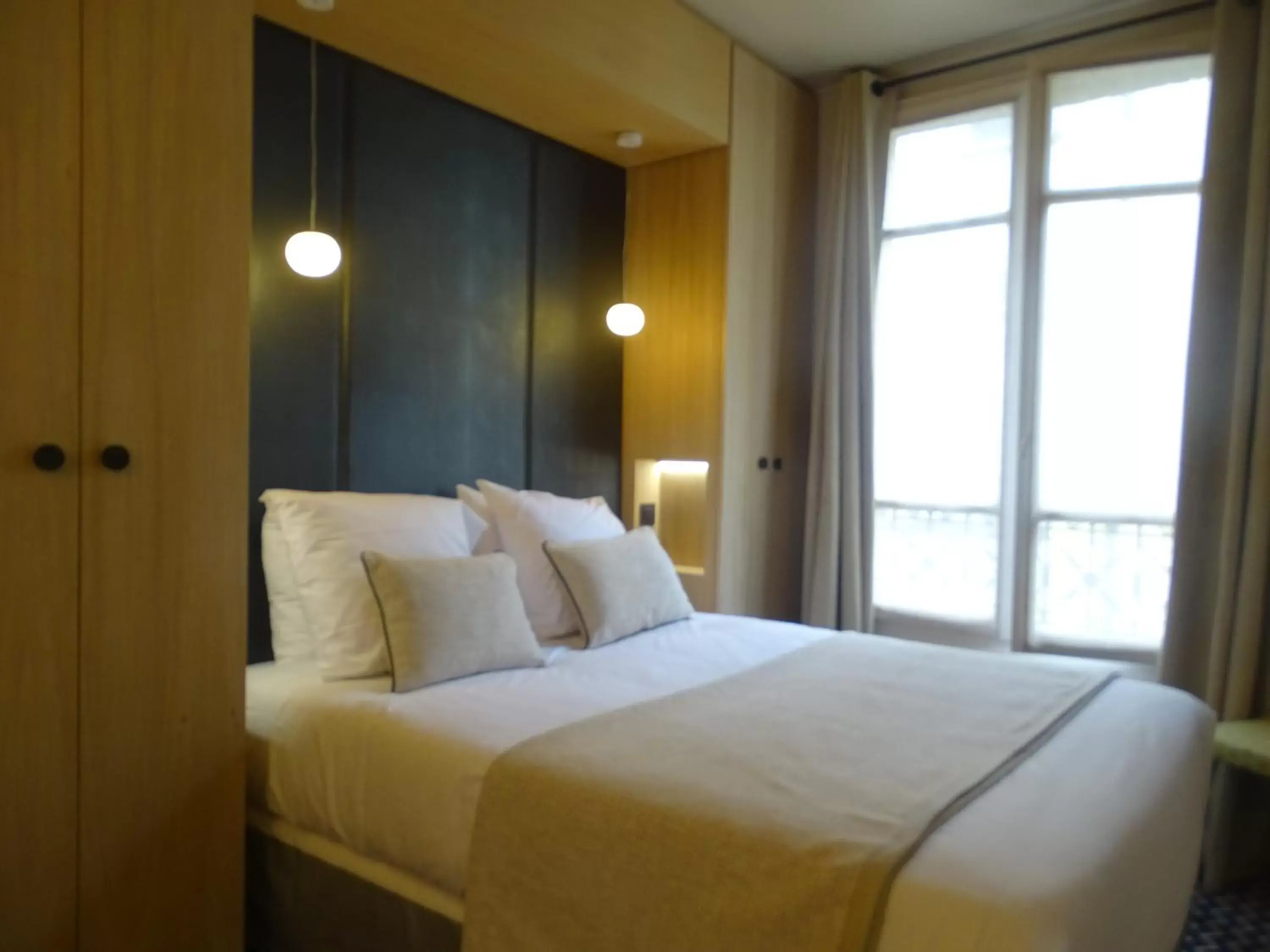 Bed in Hotel De France Invalides