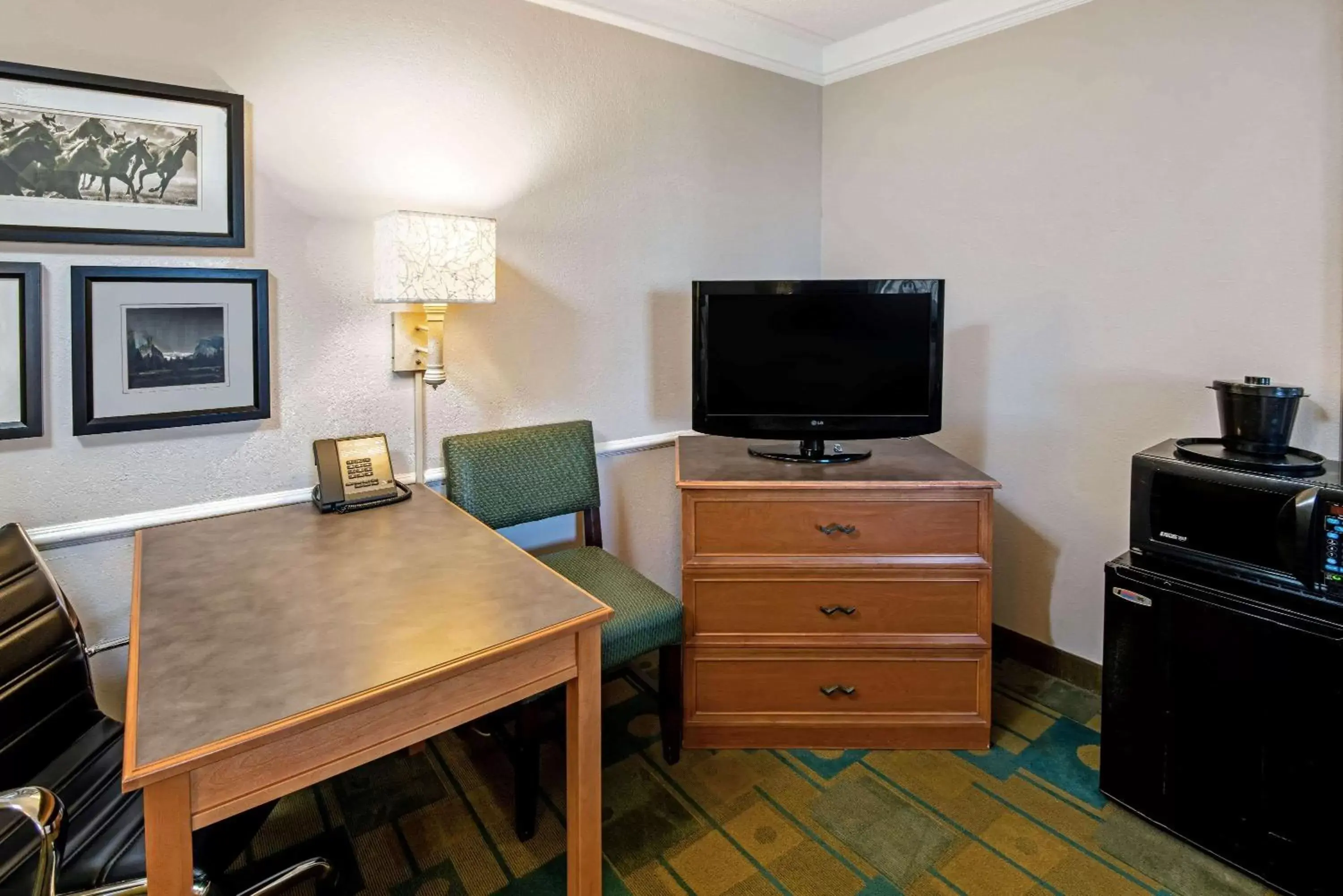 Photo of the whole room, TV/Entertainment Center in La Quinta Inn by Wyndham Amarillo Mid-City