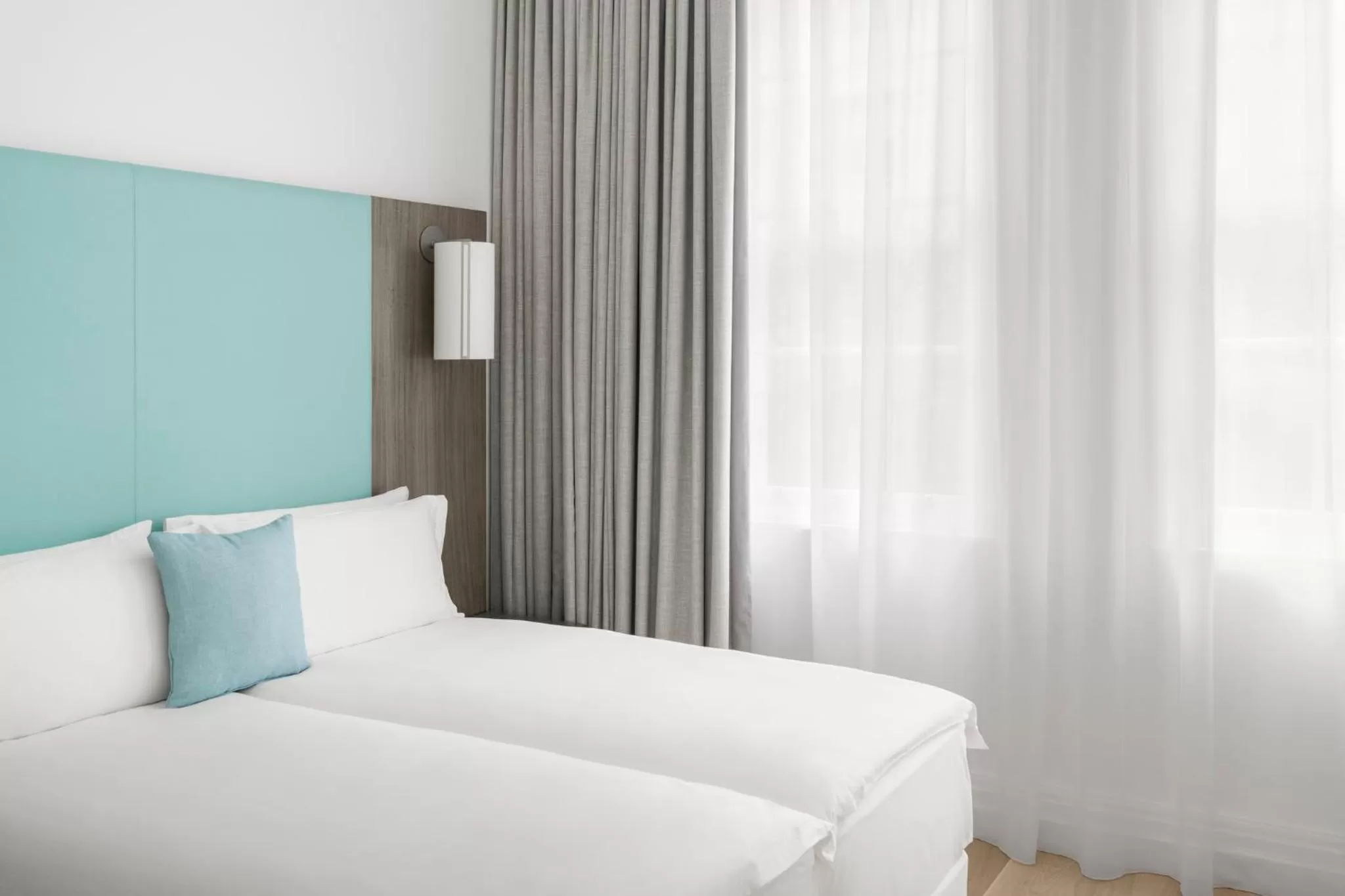 Photo of the whole room, Bed in COMO Metropolitan London