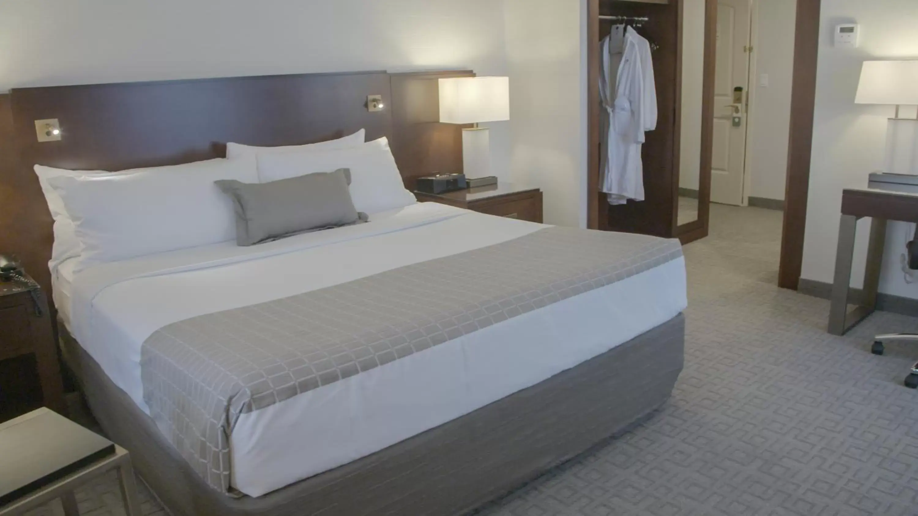 Bedroom, Bed in Lord Elgin Hotel