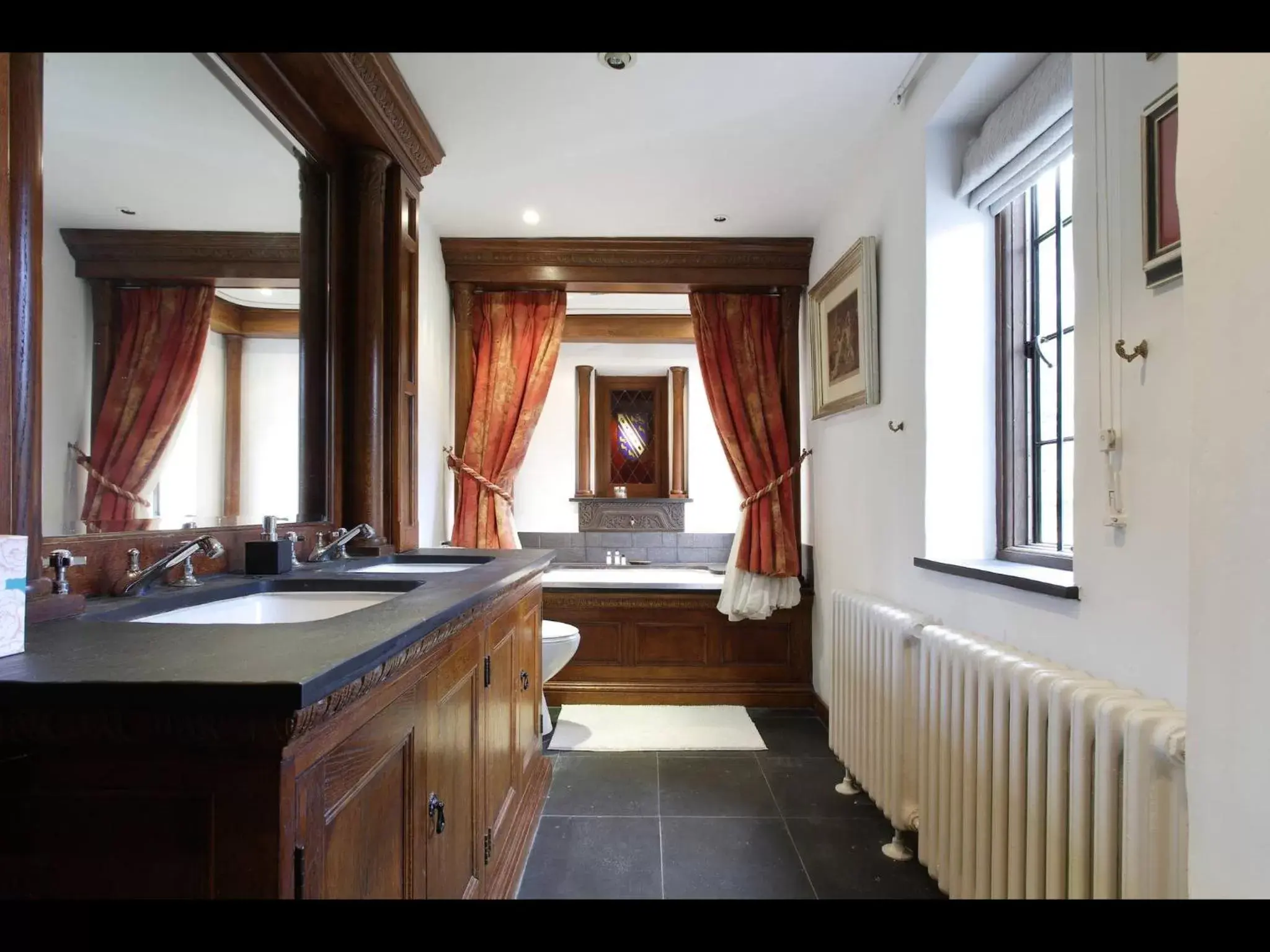 Bathroom, Kitchen/Kitchenette in B&B Harlington Manor