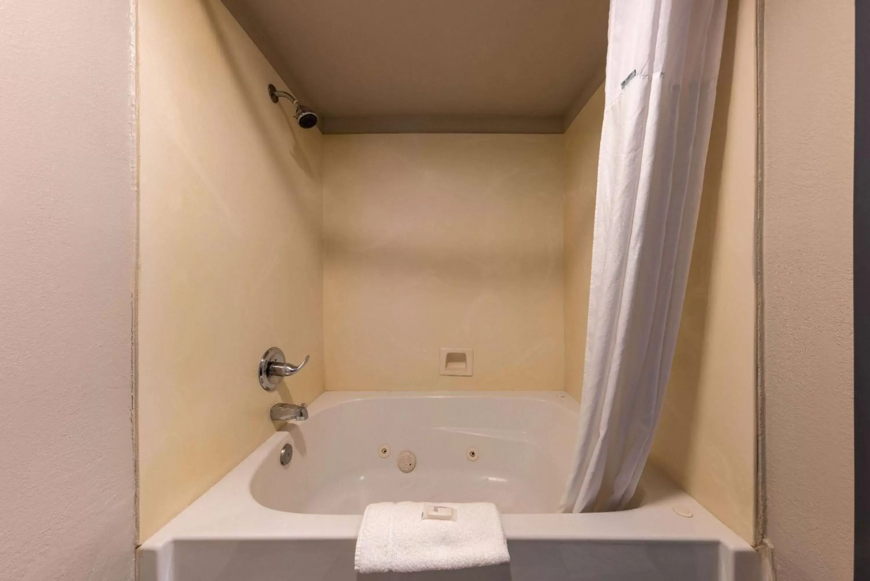 Photo of the whole room in Days Inn by Wyndham Lathrop Photo of the whole room in Days Inn by Wyndham Lathrop