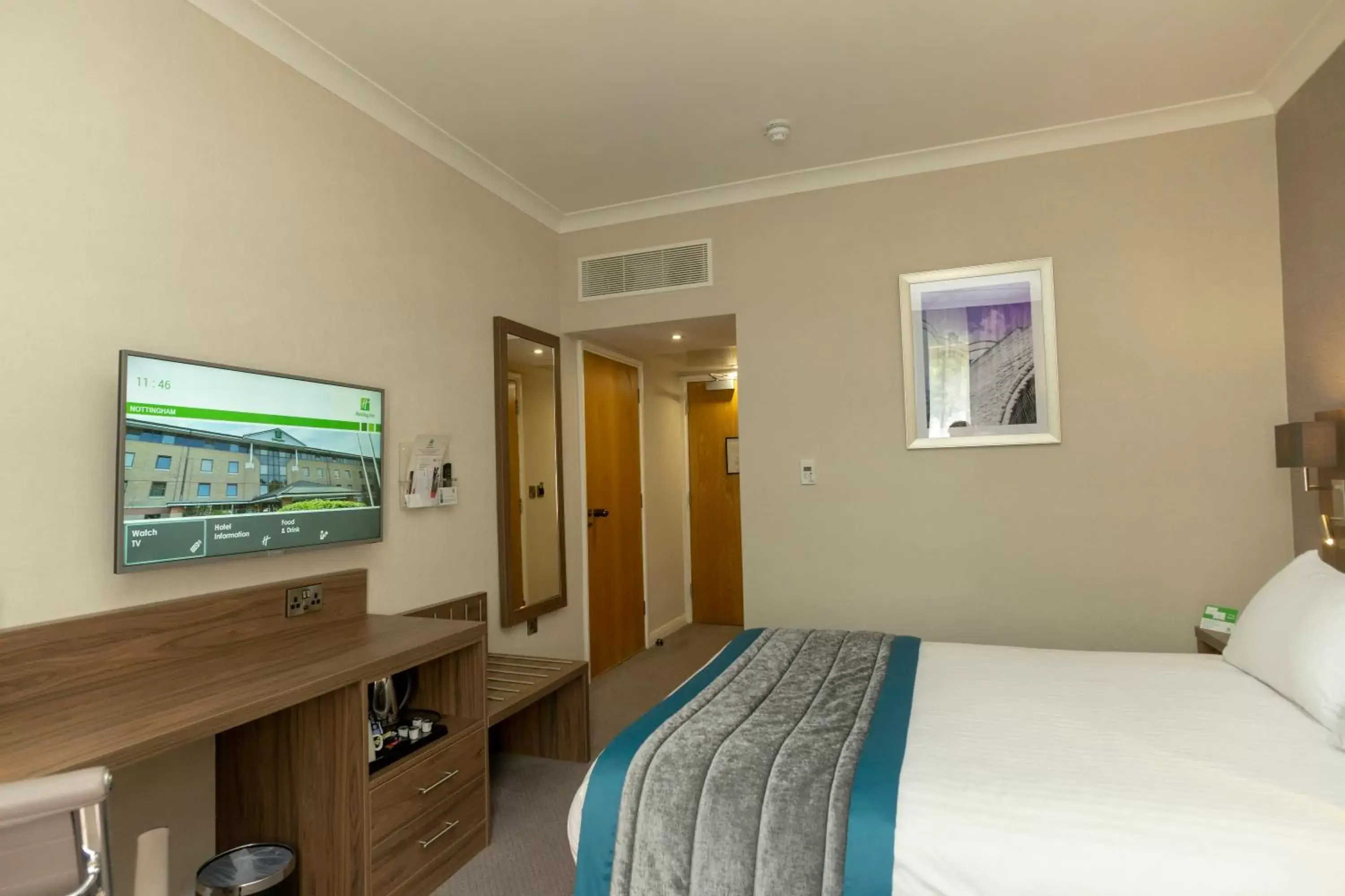 Bed, TV/Entertainment Center in Holiday Inn Nottingham, an IHG Hotel