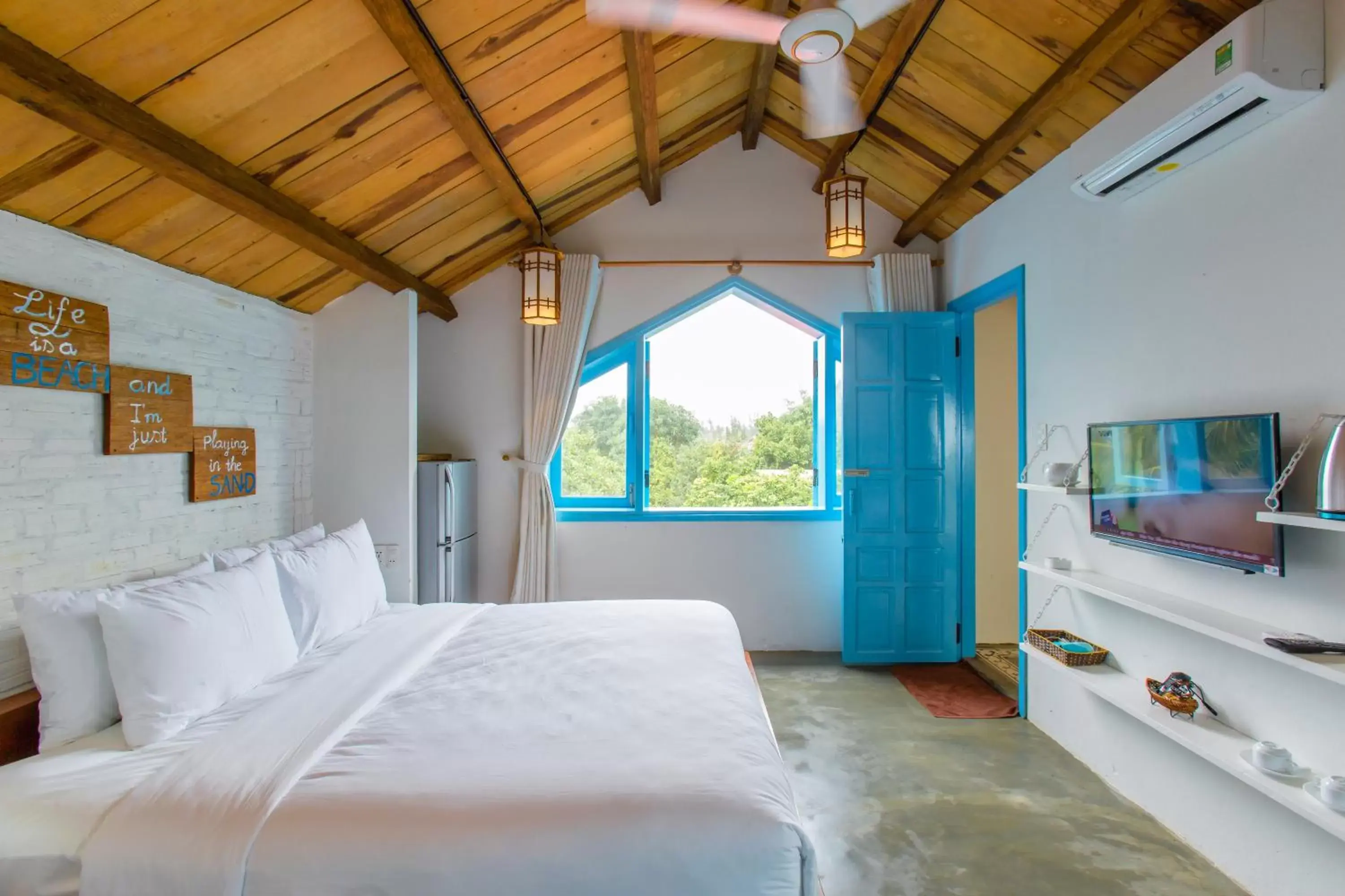 Bed in Life Beach Villa