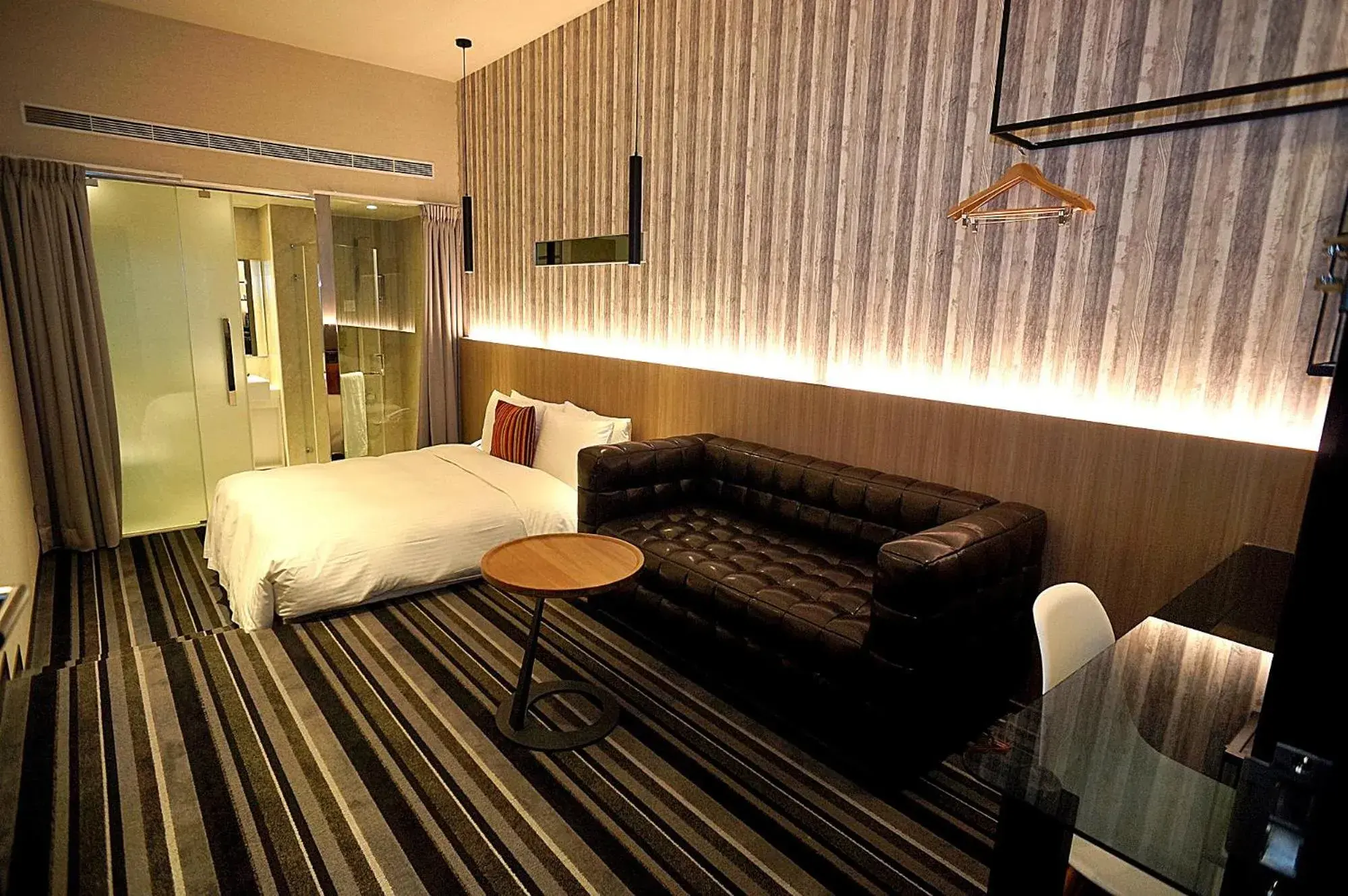 Photo of the whole room, Bed in Via Hotel Zhongxiao