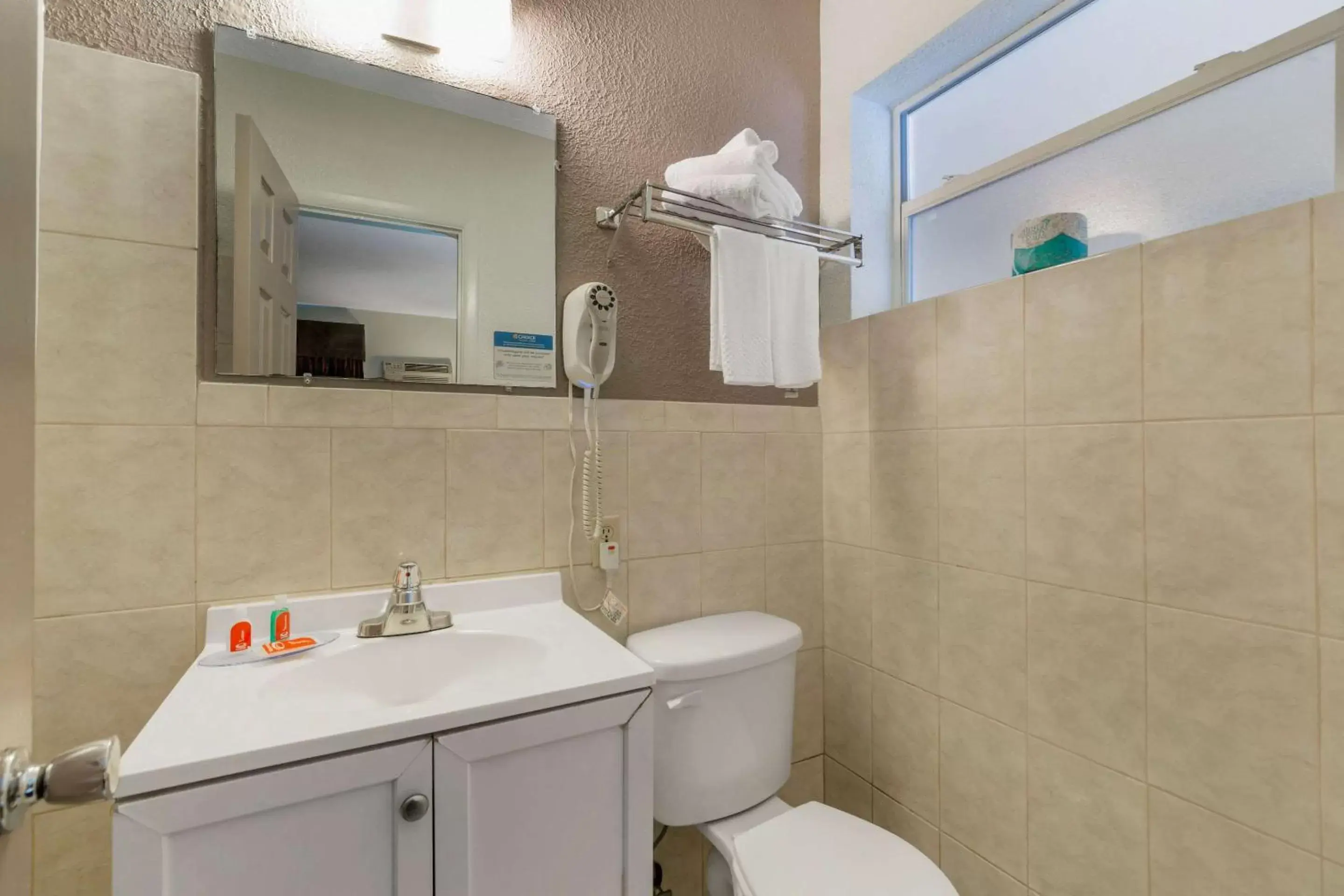 Bedroom, Bathroom in Econo Lodge Hollywood-Ft Lauderdale International Airport