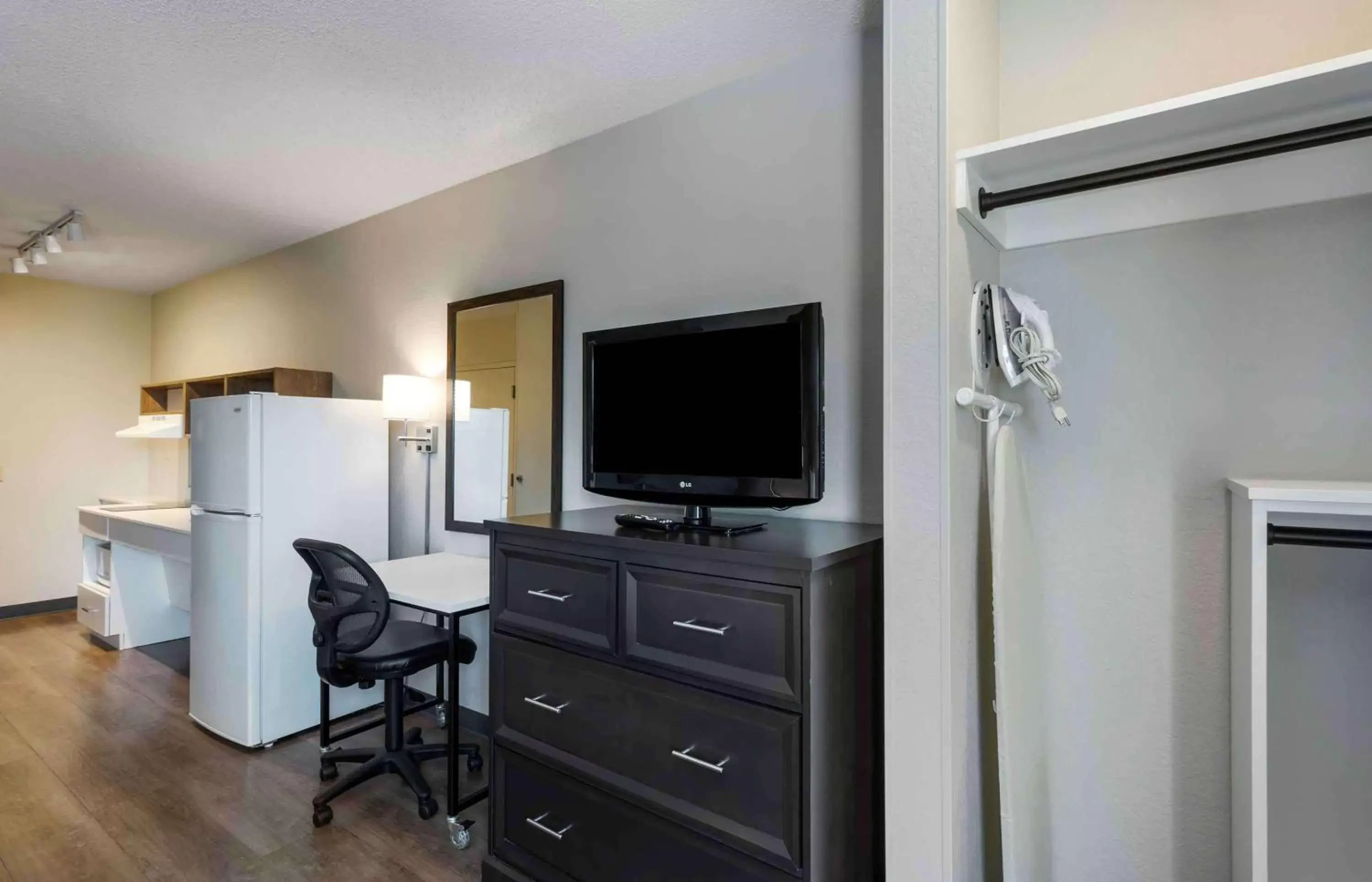 Bedroom, TV/Entertainment Center in Extended Stay America Premier Suites - Fort Lauderdale - Deerfield Beach