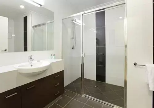 Shower, Bathroom in Hotel Chino