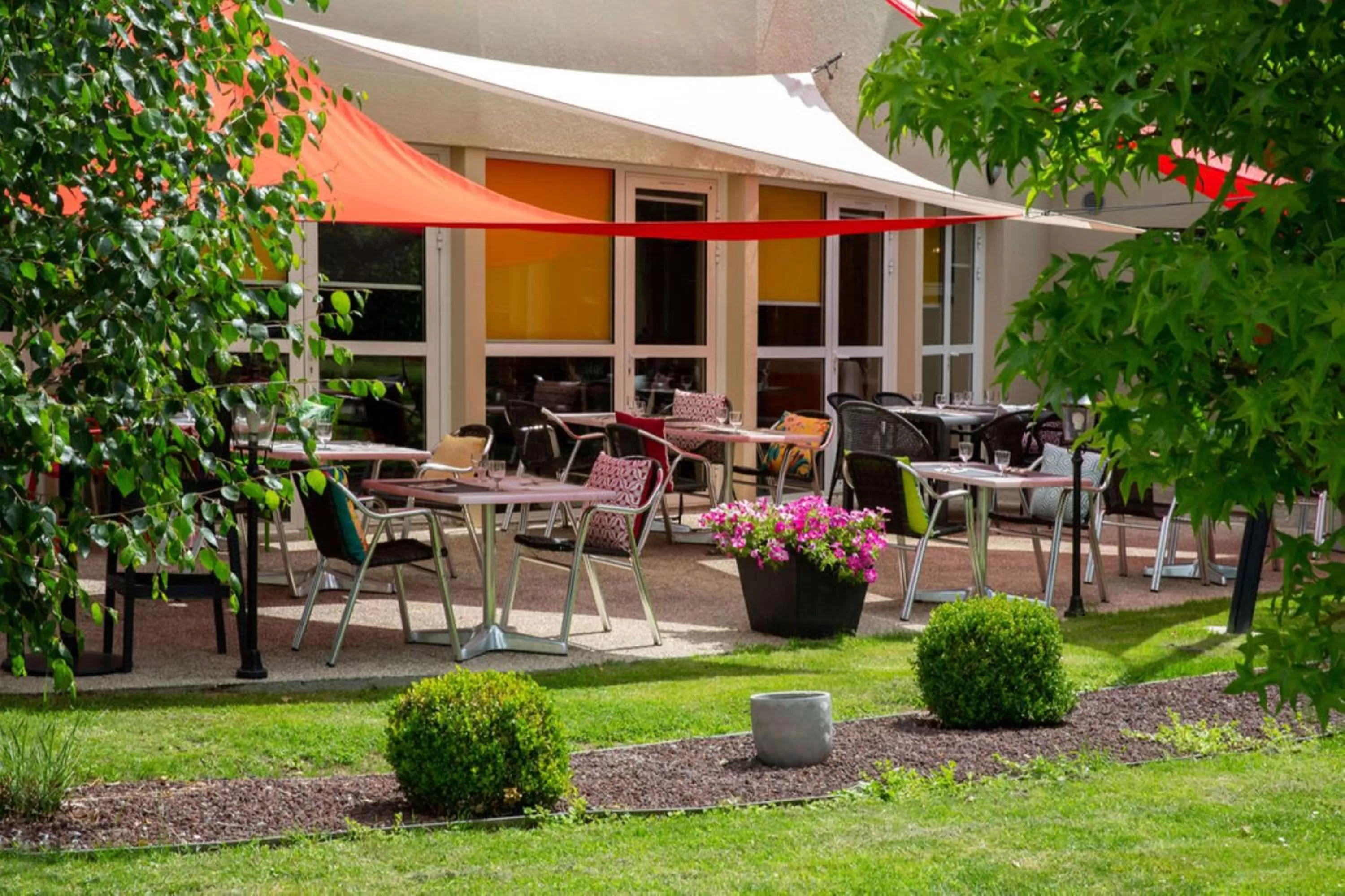 Property building in BEST WESTERN La Porte des Châteaux