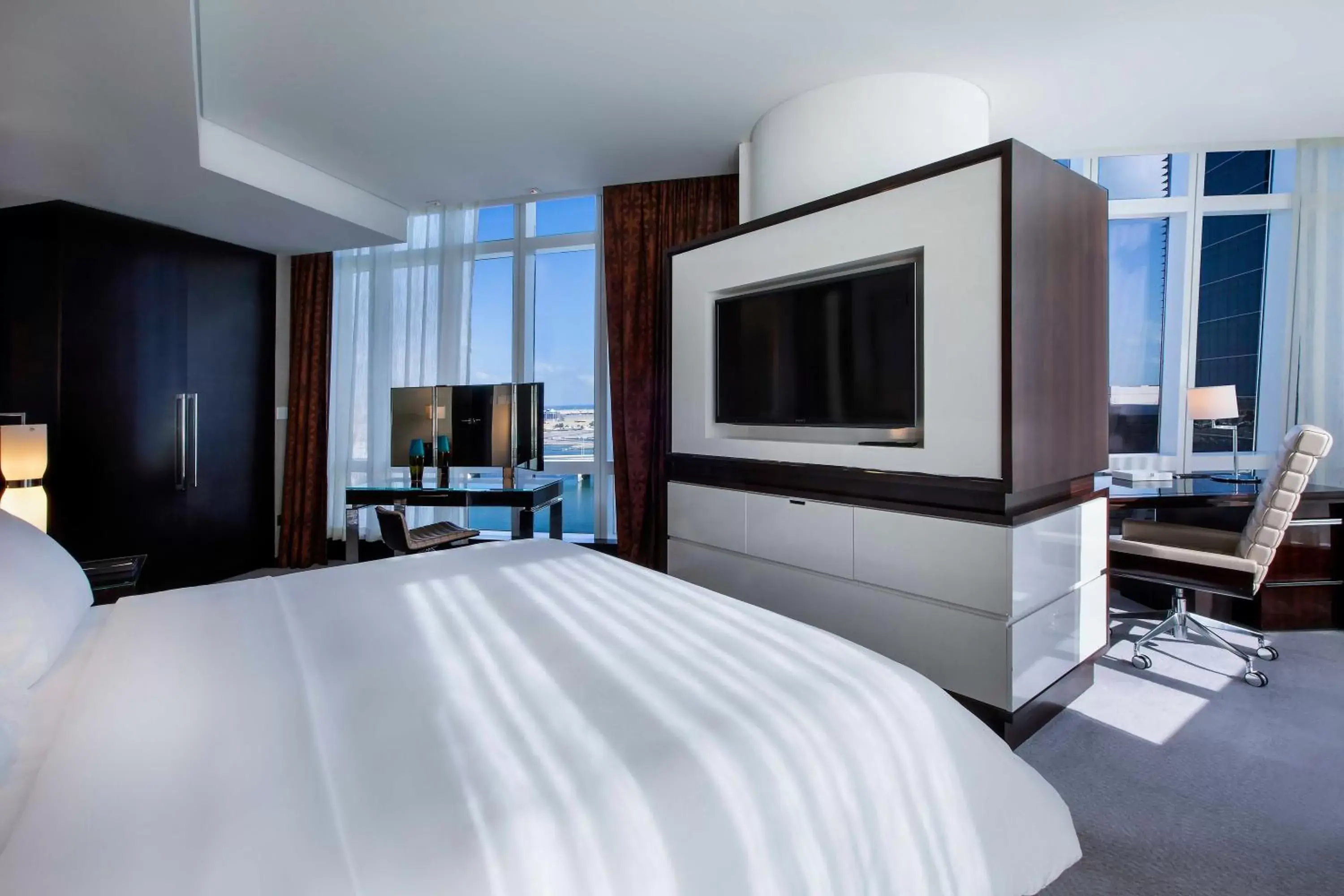 Bed, TV/Entertainment Center in Rosewood Abu Dhabi