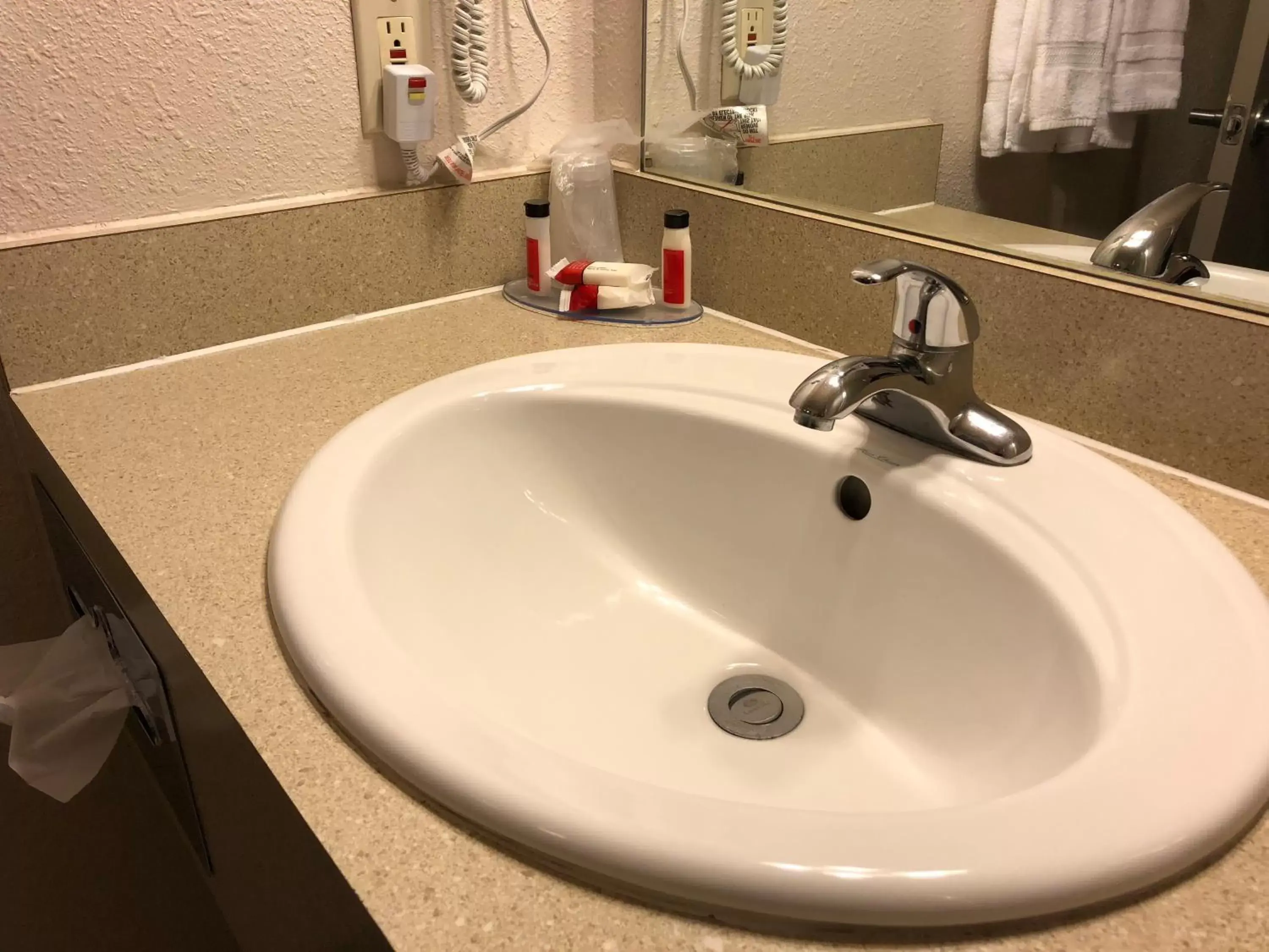 Bathroom in Howard Johnson by Wyndham Salem