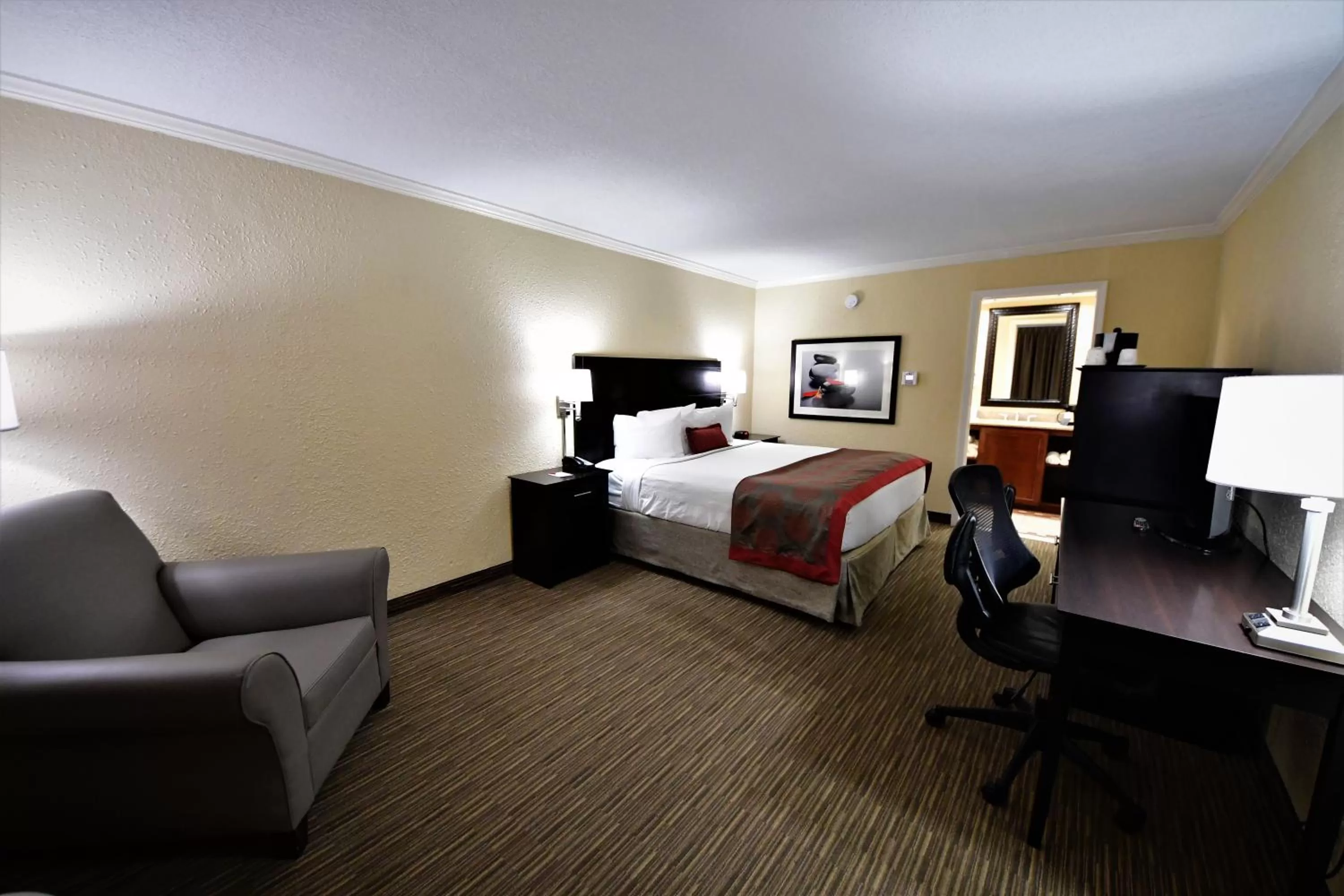 Photo of the whole room, Bed in Ramada by Wyndham Jacksonville Hotel & Conference Center