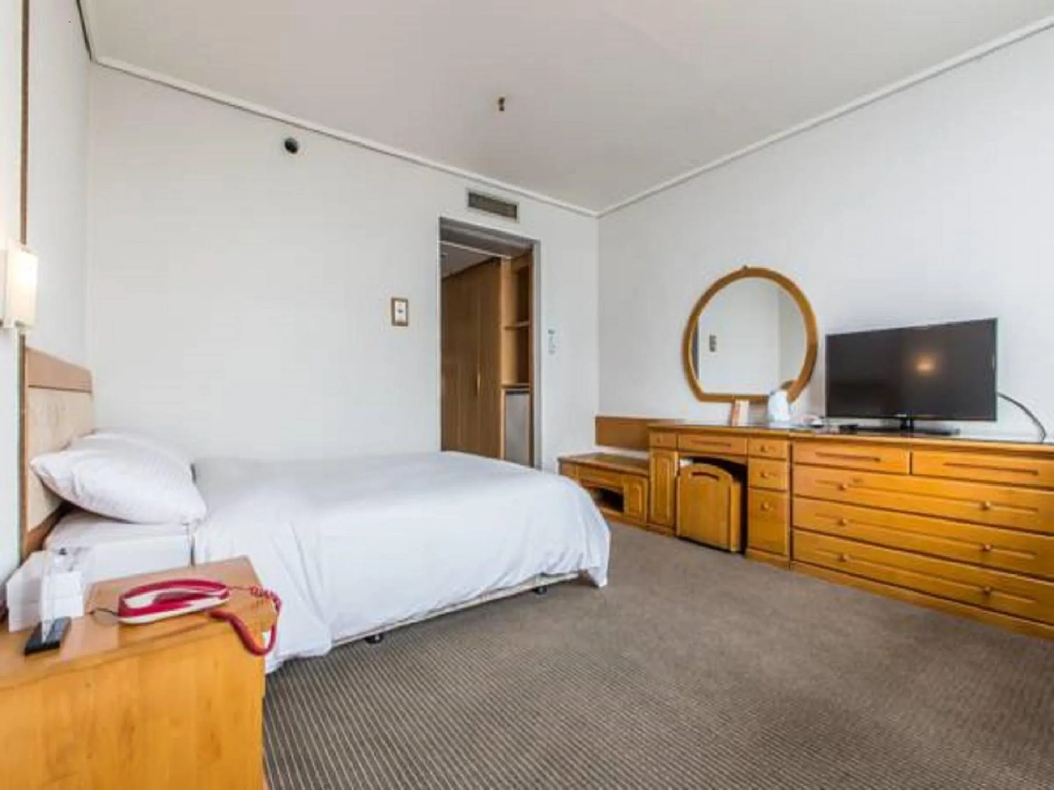 Bedroom, Bed in Busan Tourist Hotel