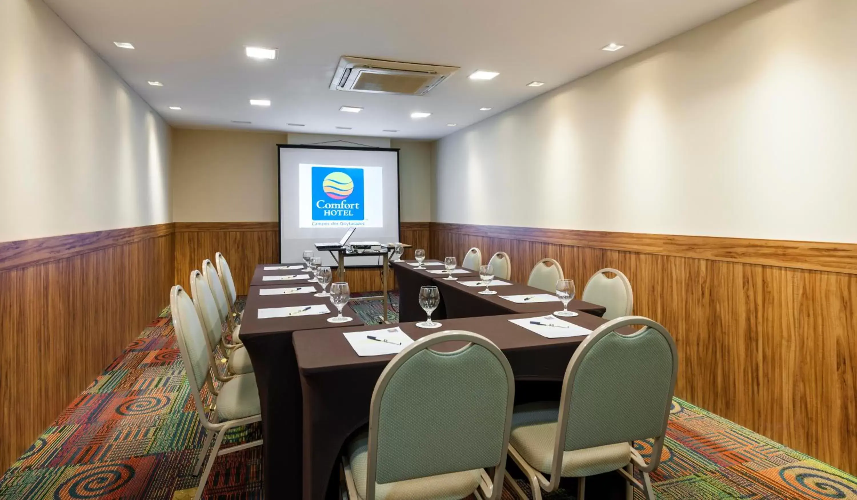 Meeting/conference room in Comfort Hotel Campos dos Goytacazes