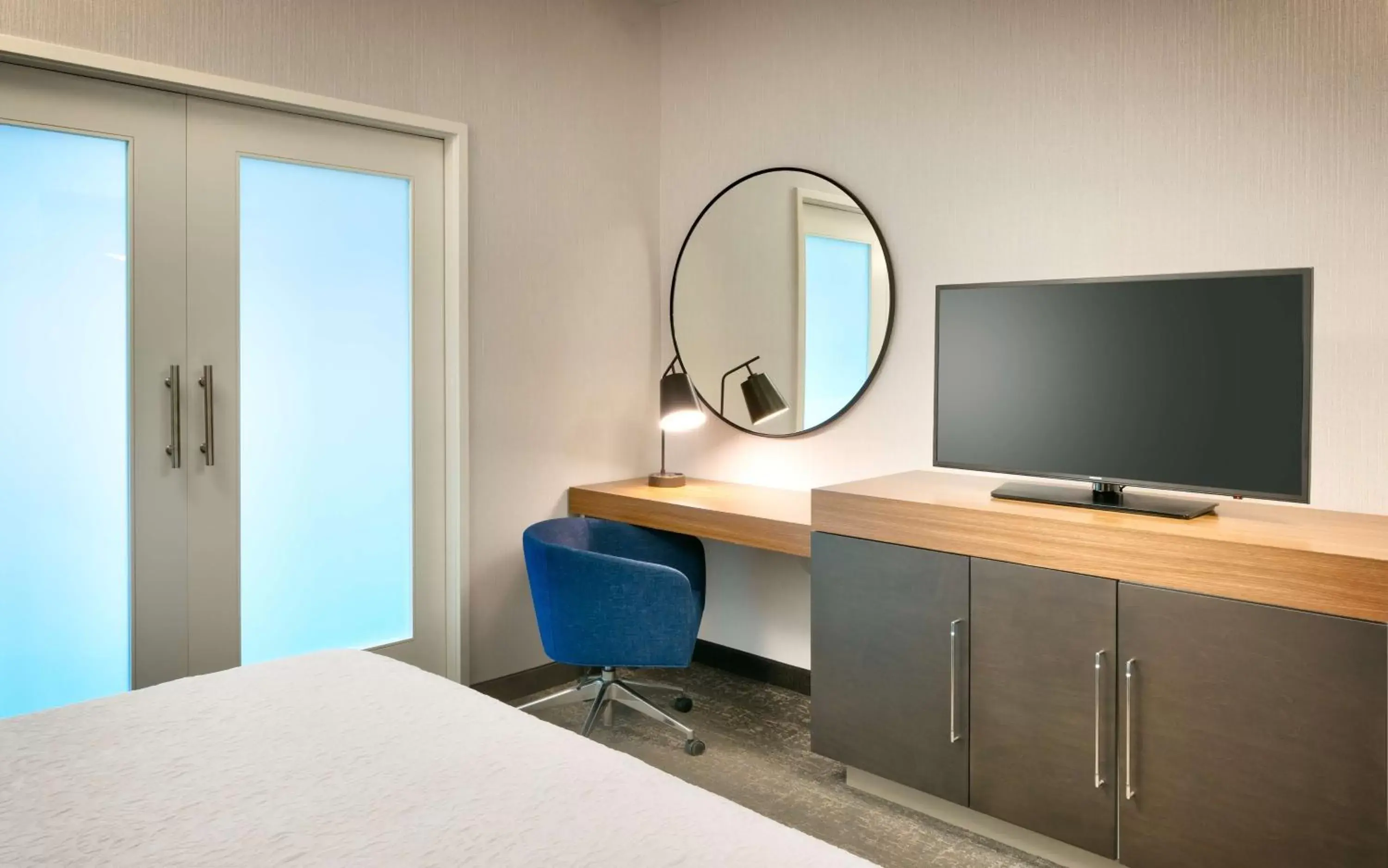 Bedroom, TV/Entertainment Center in Hampton Inn & Suites Anaheim Resort Convention Center