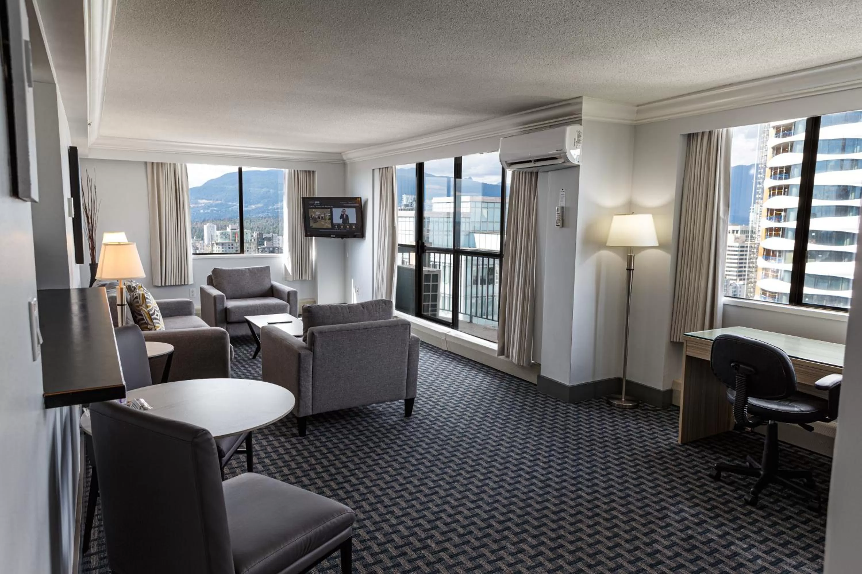 TV and multimedia in Century Plaza Hotel