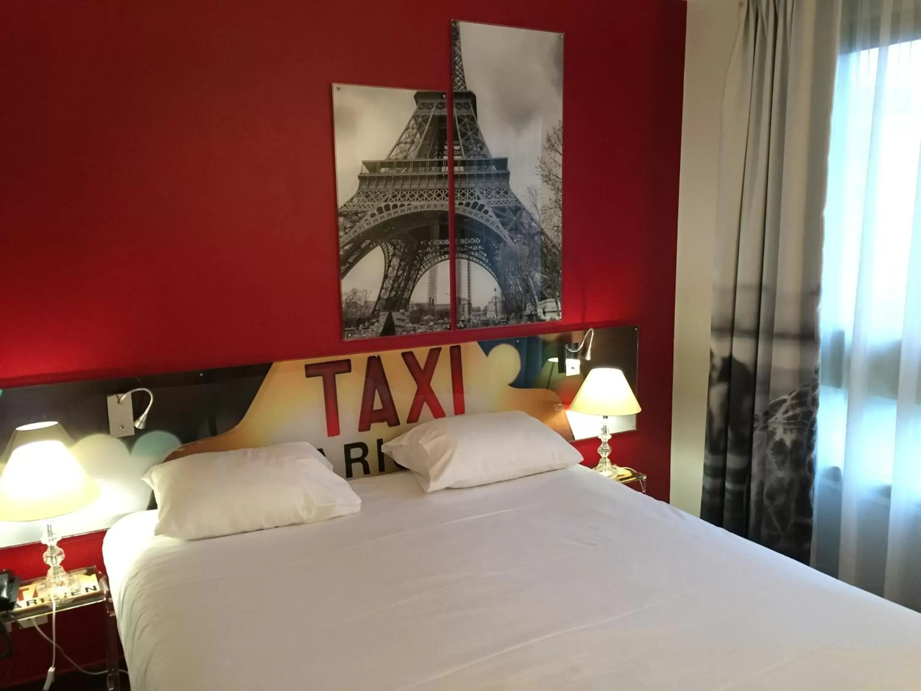 Decorative detail, Bed in Hotel Le Cardinal Rueil Centre