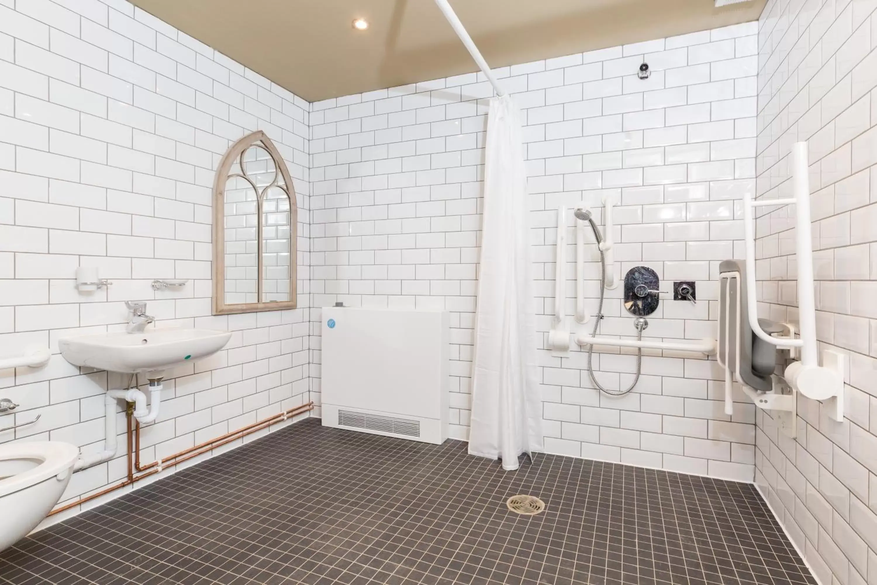 Shower, Bathroom in The Bull Hotel