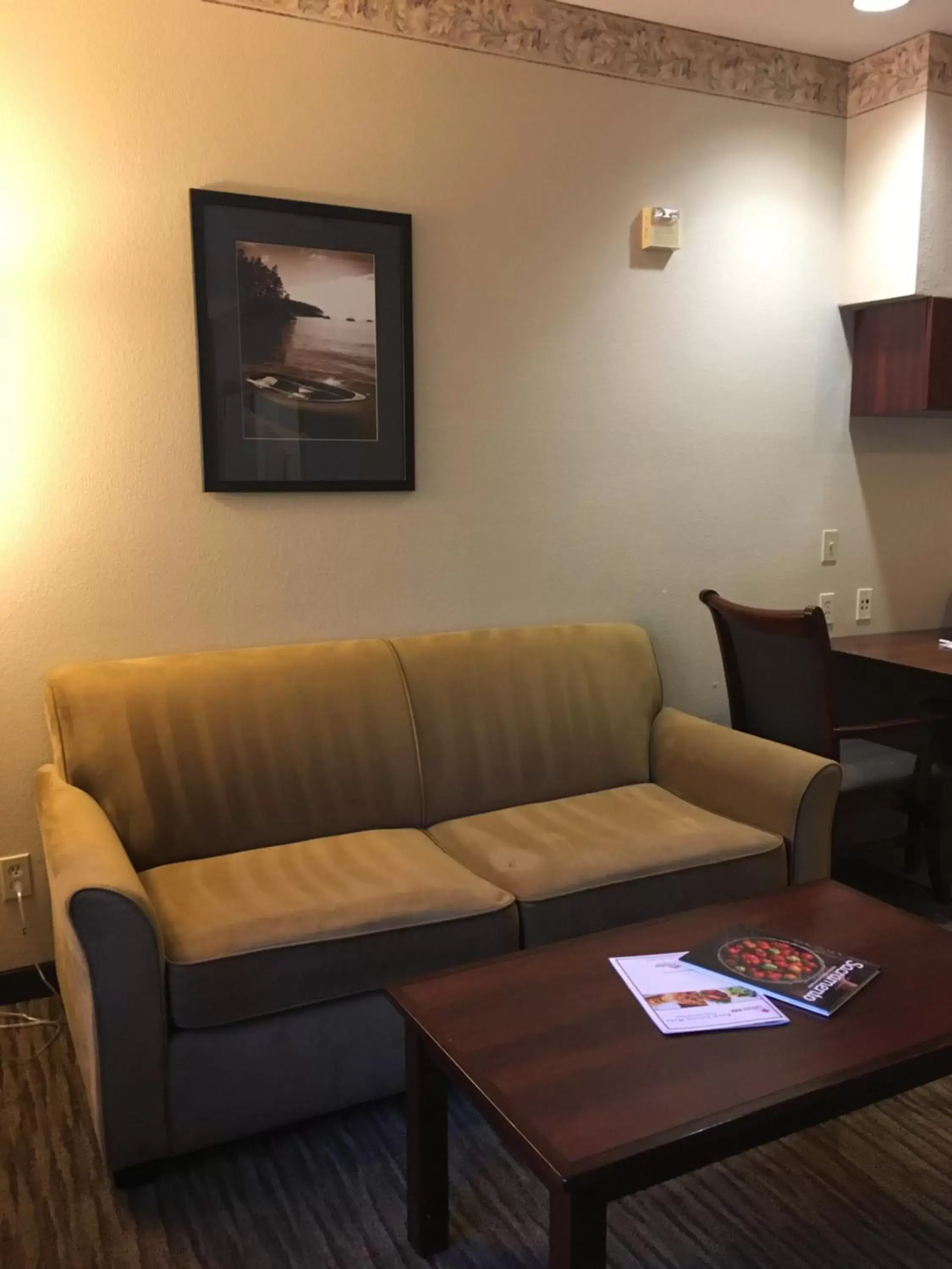 Seating Area in Hawthorn Suites by Wyndham Rancho Cordova/Folsom