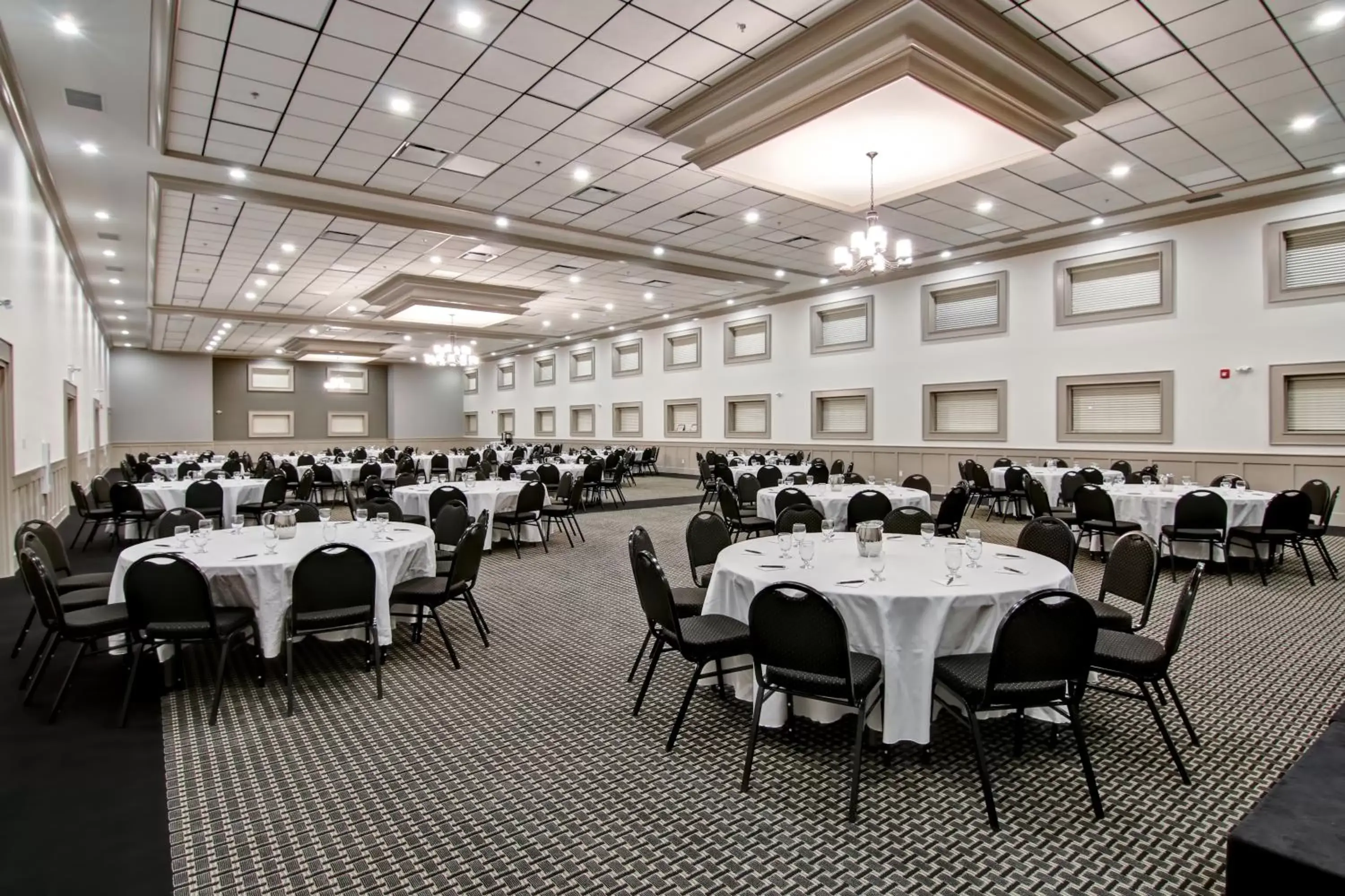 Meeting/conference room, Restaurant/Places to Eat in Chateau Nova Yellowknife