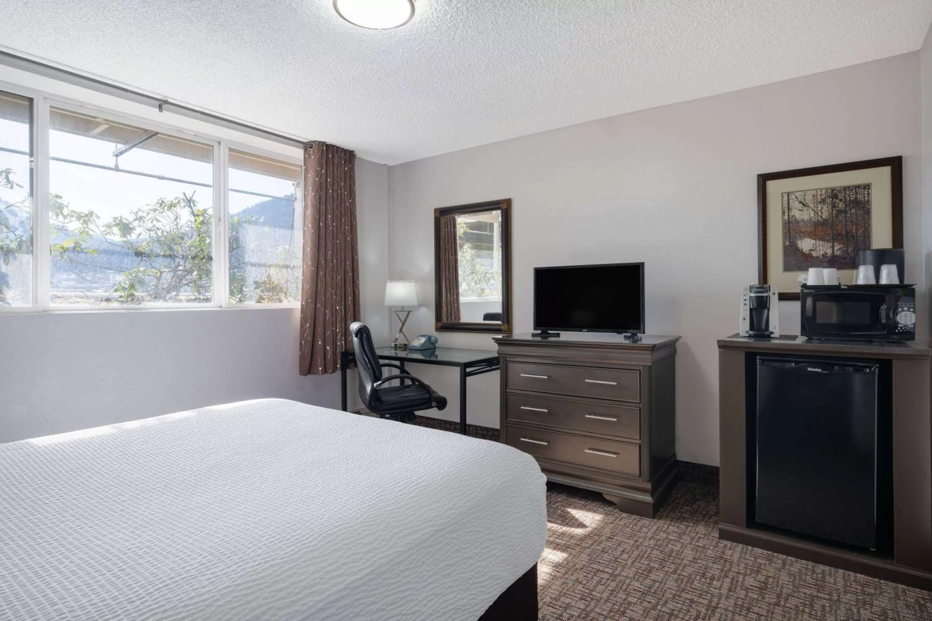 Photo of the whole room, Bed in Ramada by Wyndham Juneau
