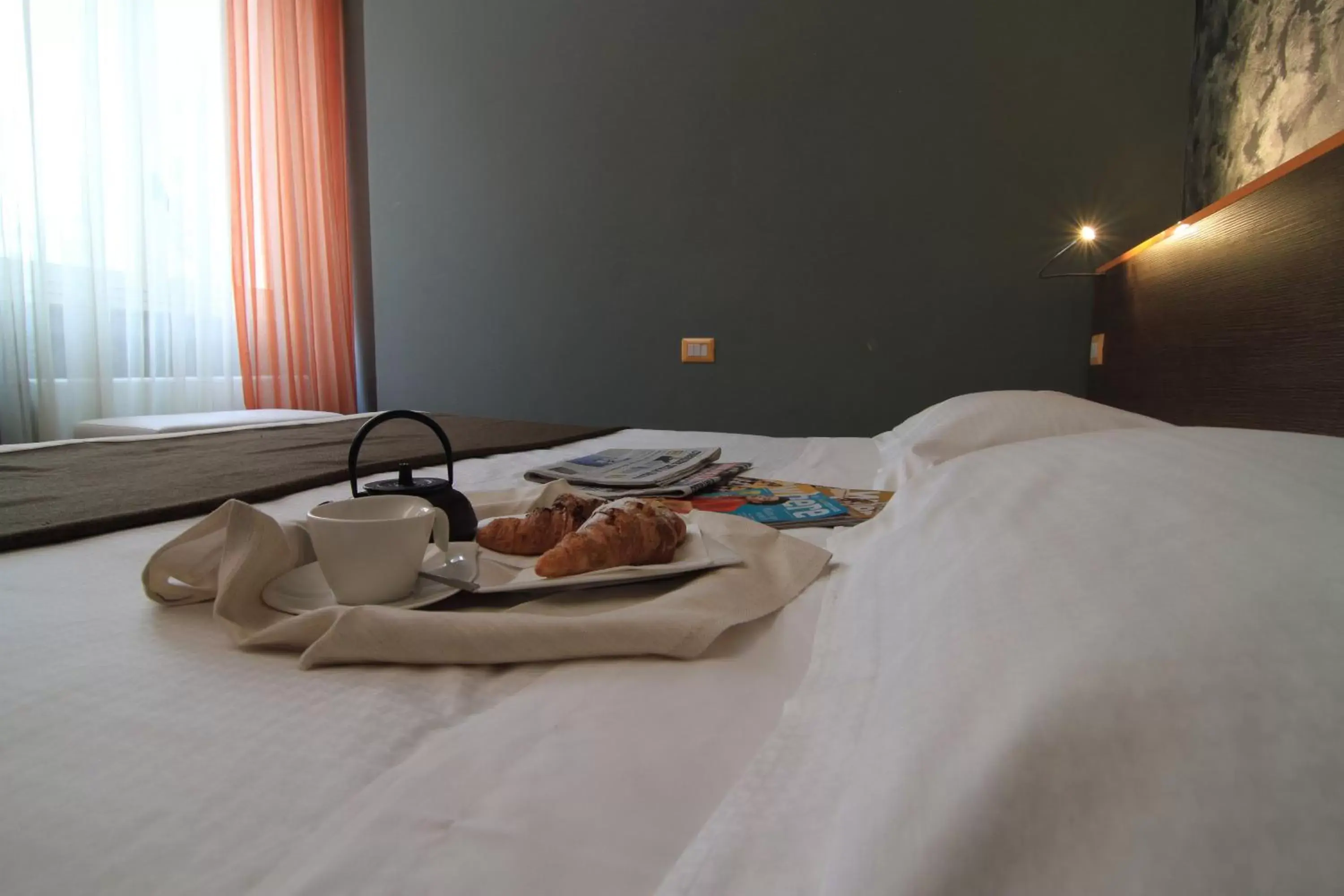 Bathroom, Bed in Hotel Metrò