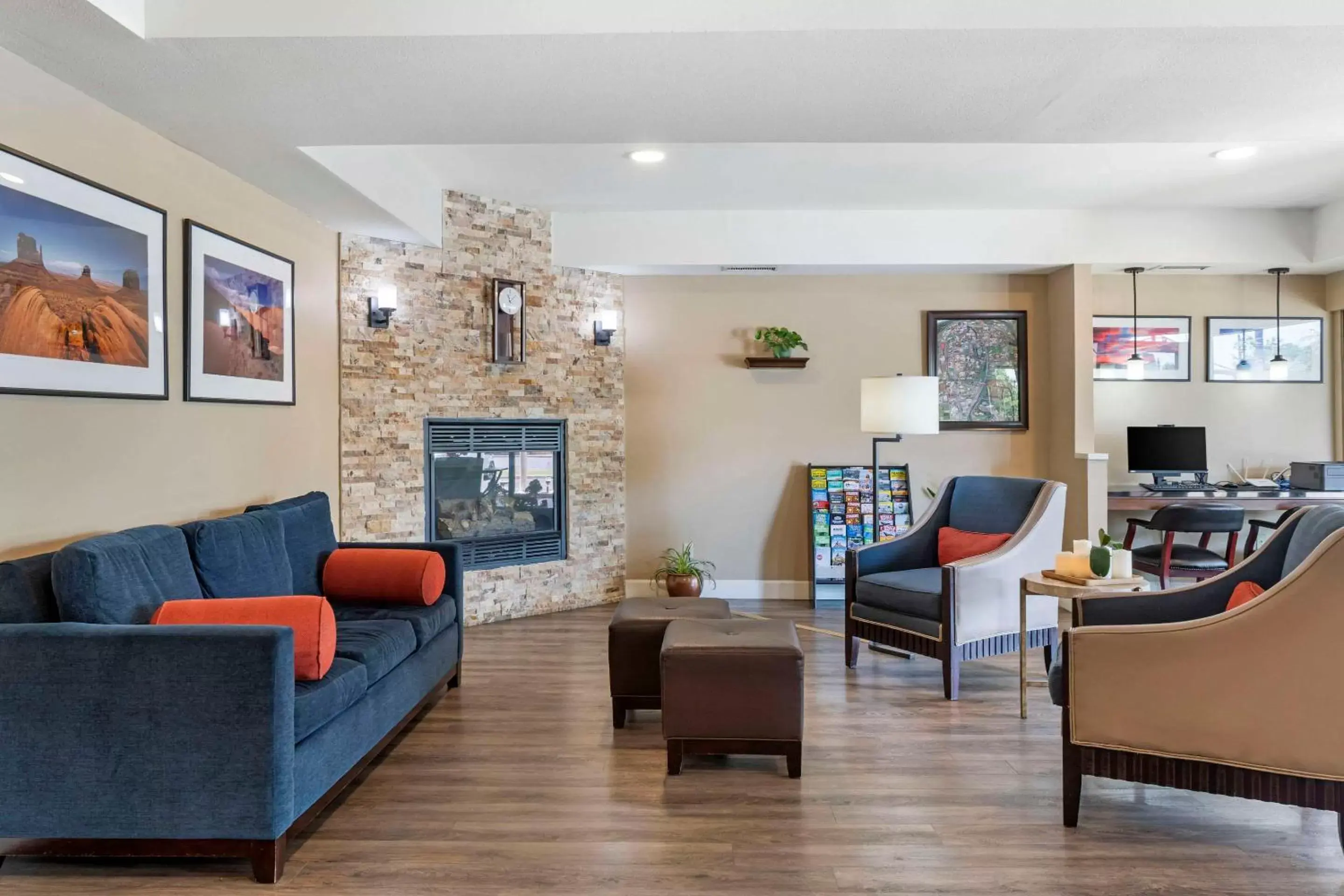 Lobby or reception, Seating Area in Comfort Suites Tulare