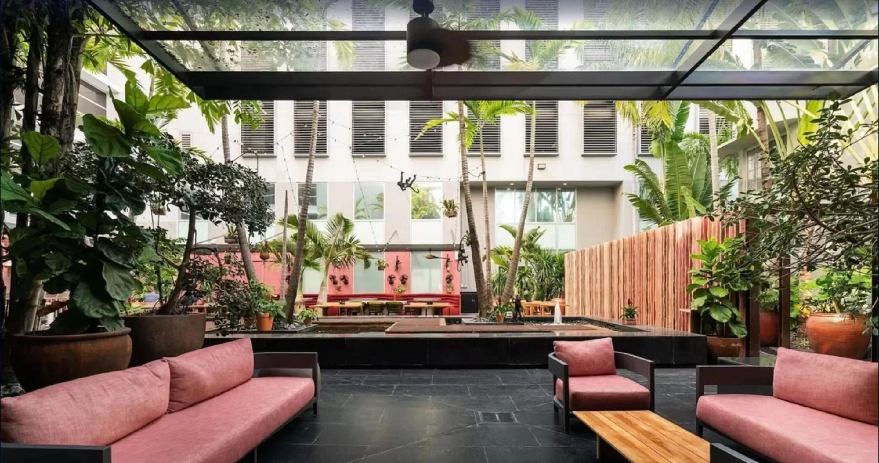 Lounge or bar in South Beach Hotel