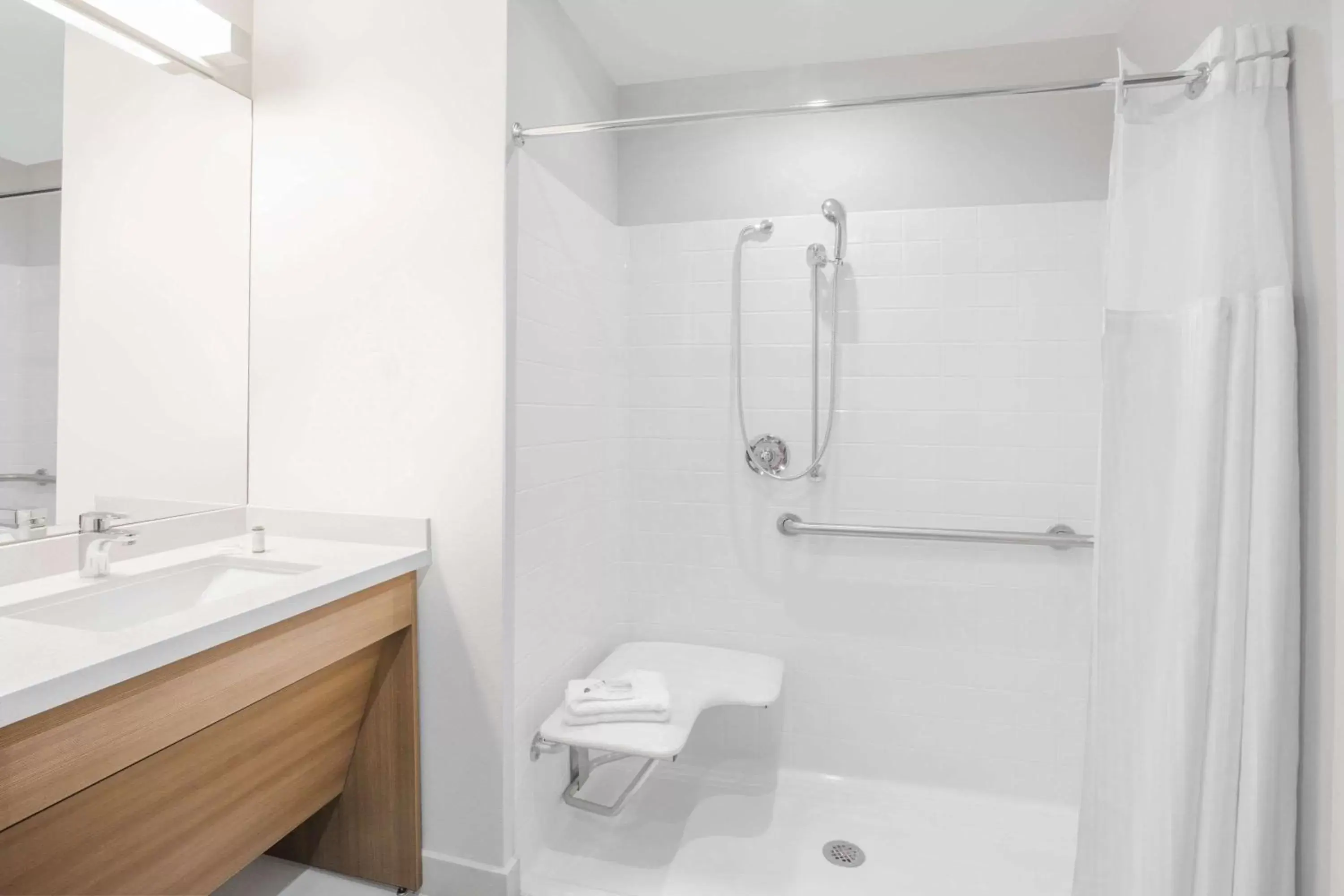 Shower, Bathroom in Microtel Inn & Suites by Wyndham Cuauhtemoc Campos Menonitas