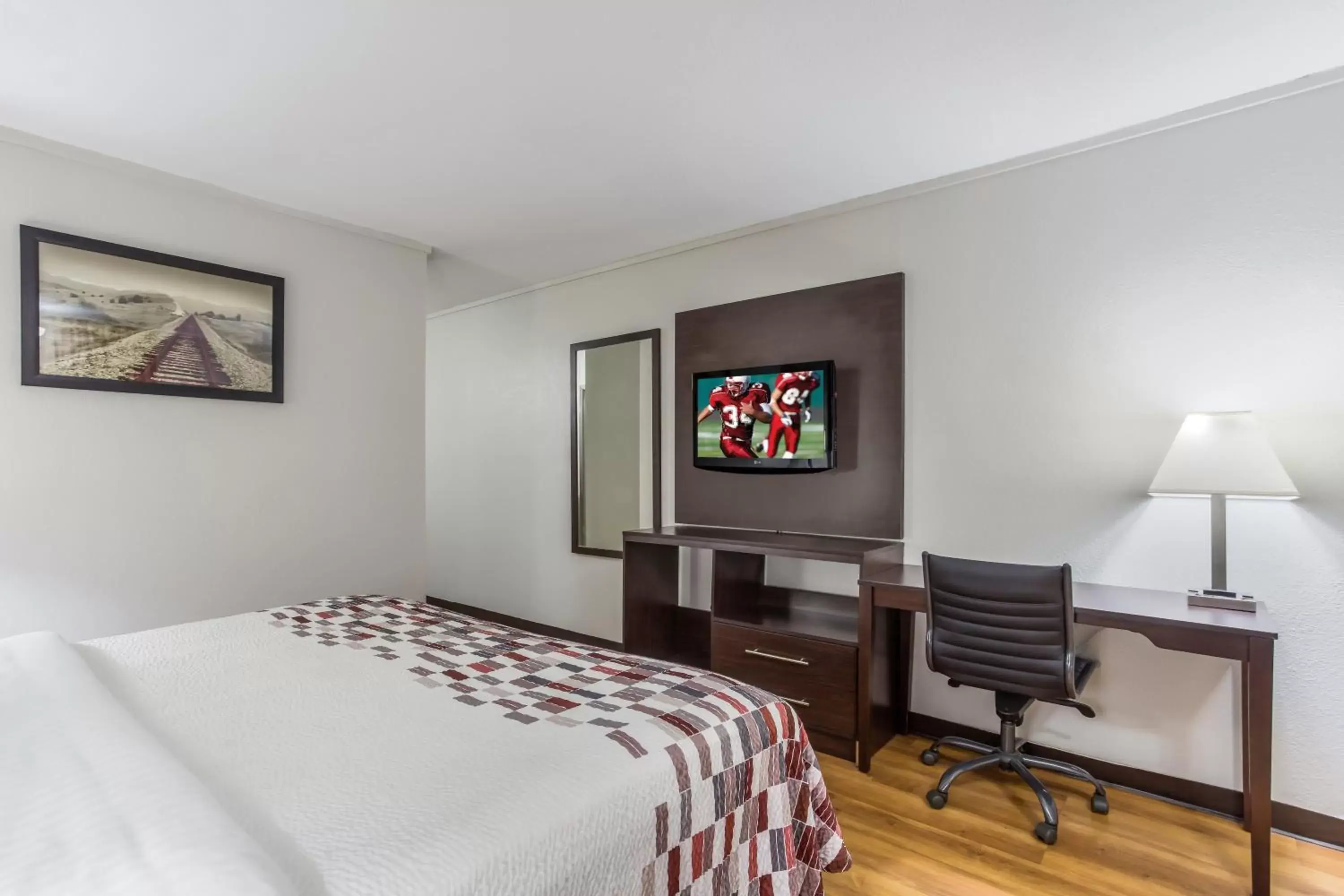 Photo of the whole room, Bed in Red Roof Inn Meridian Photo of the whole room, Bed in Red Roof Inn Meridian