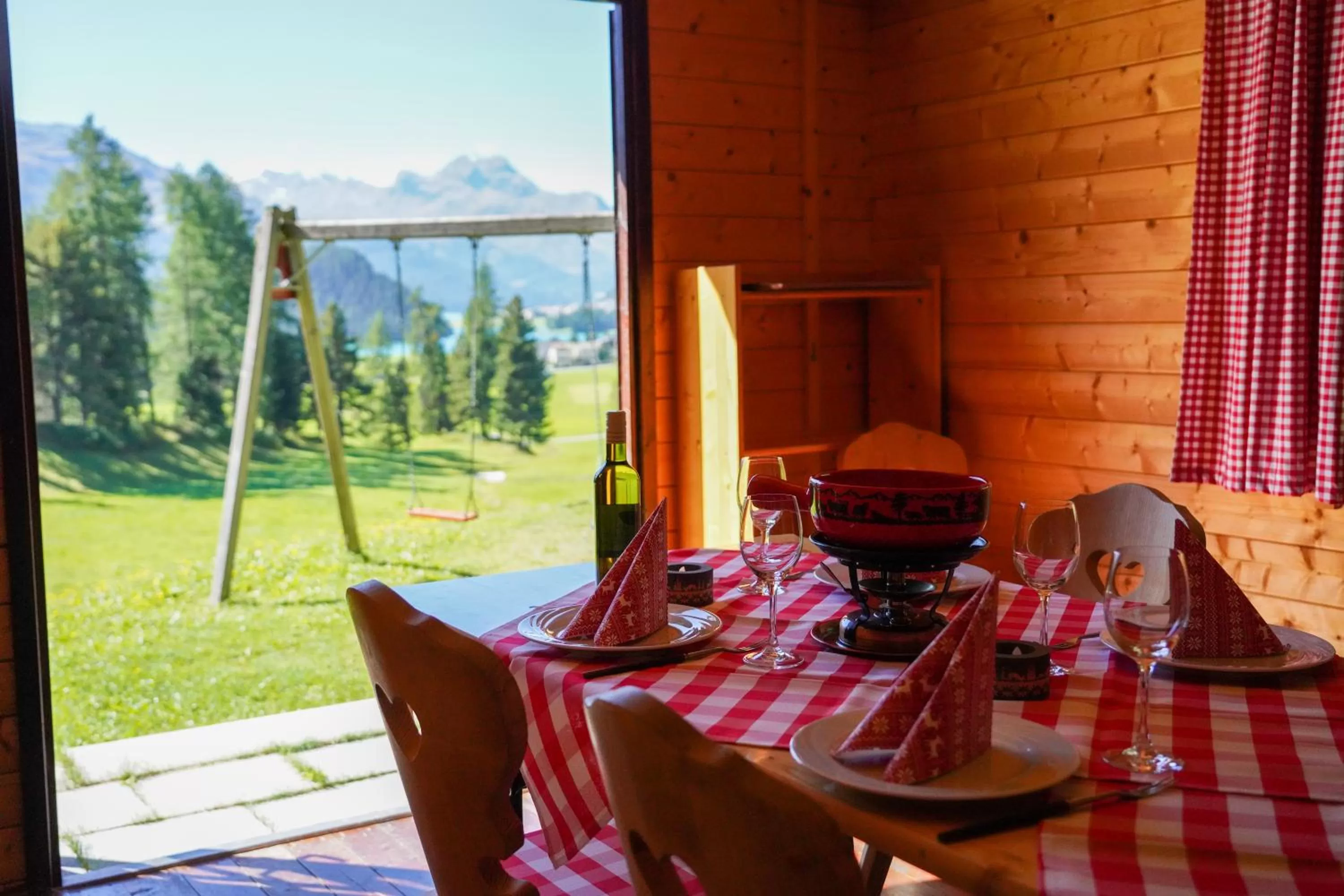 Dining area in Hotel Chesa Spuondas