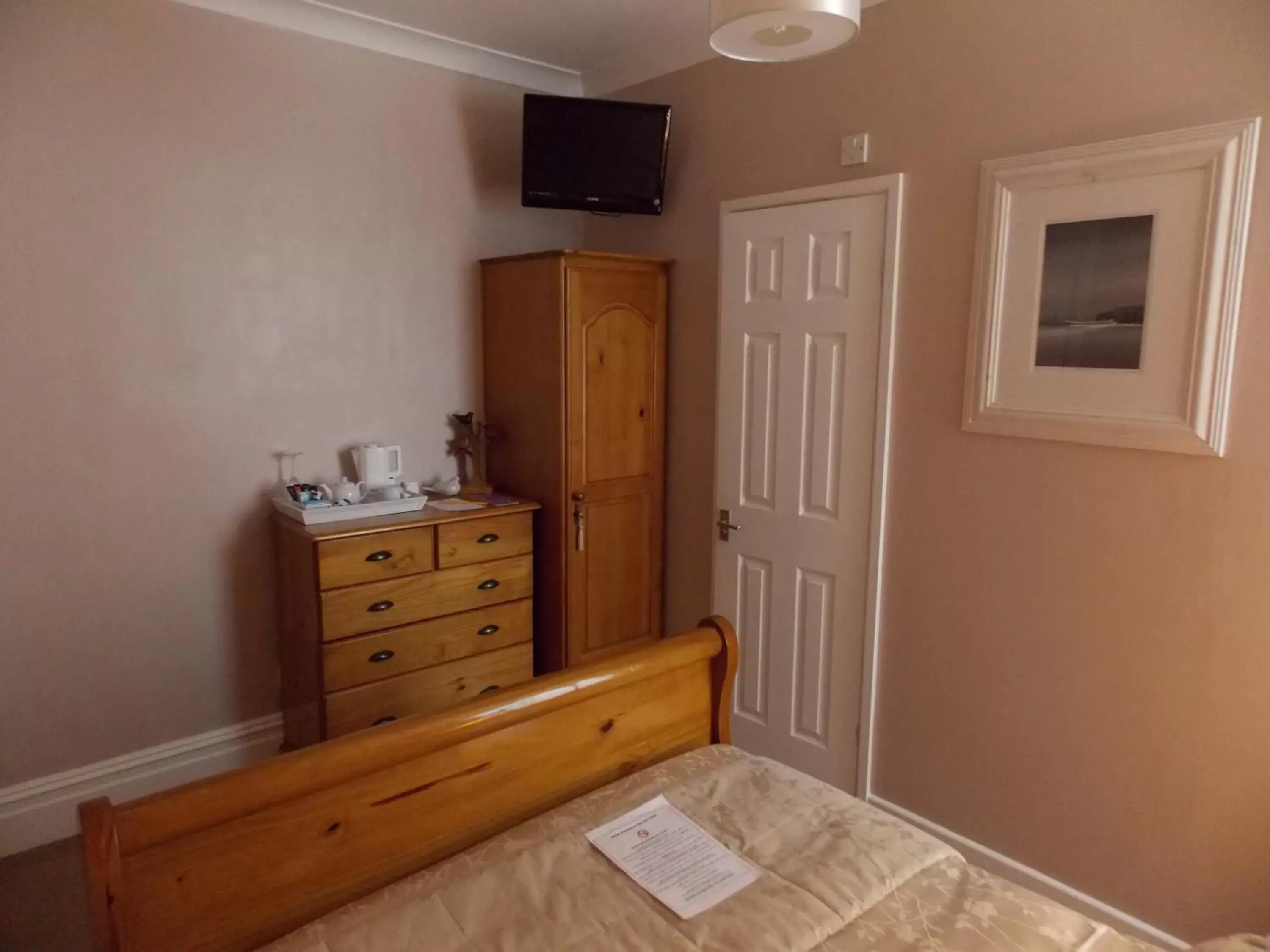 Bed, TV/Entertainment Center in Chiverton House Guest Accommodation