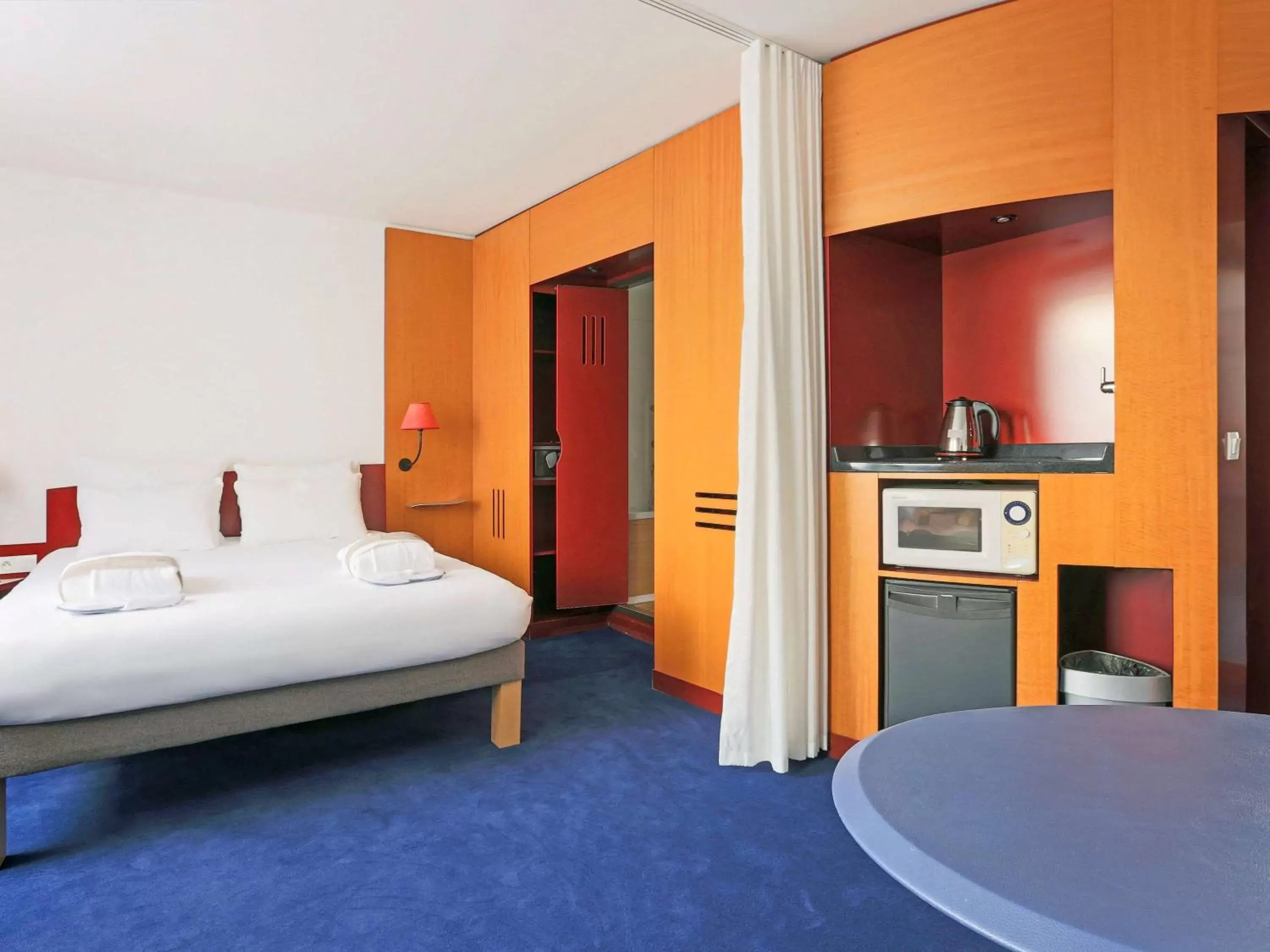 Photo of the whole room, Bed in Novotel Suites Nancy Centre