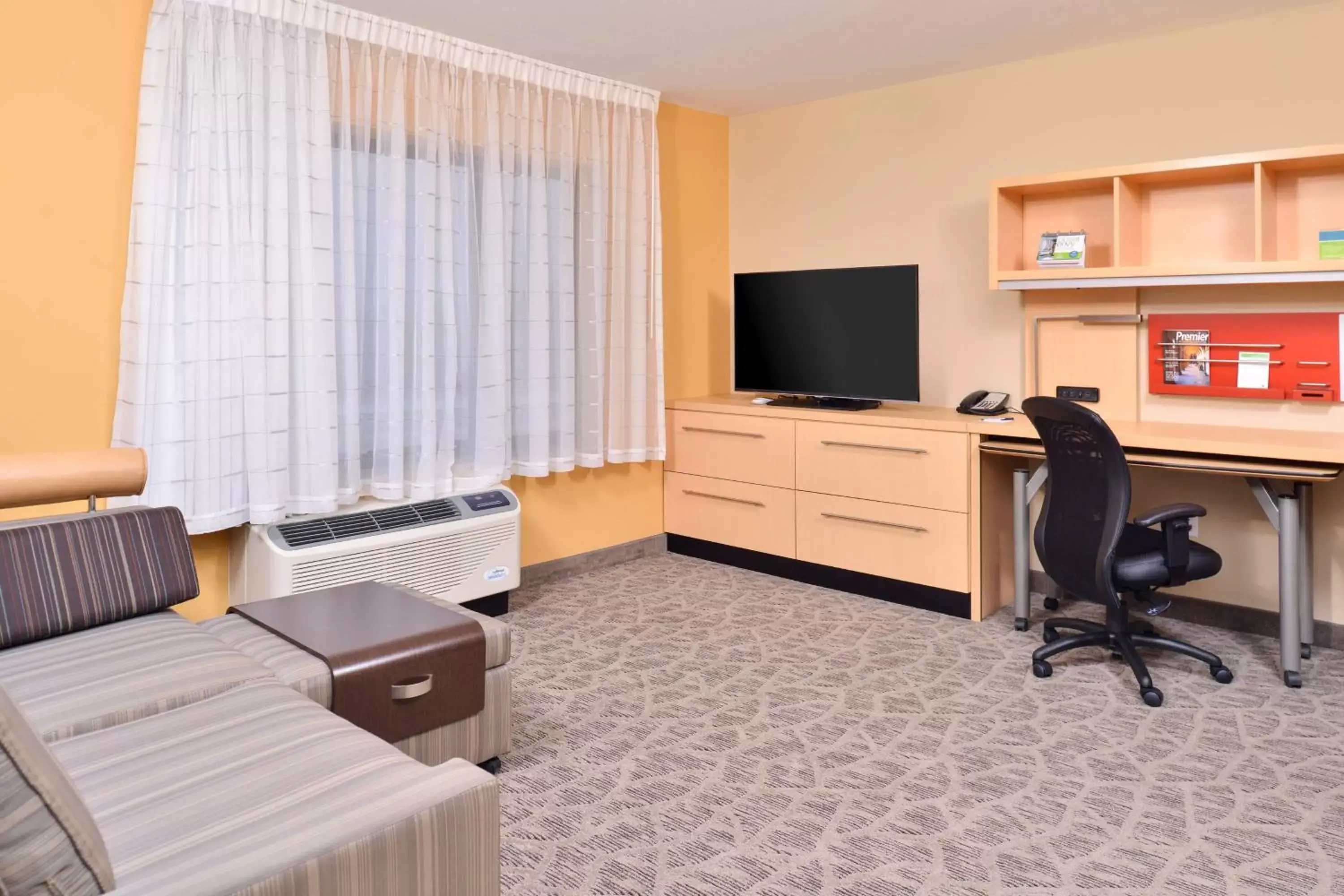Living room, TV/Entertainment Center in TownePlace Suites by Marriott Detroit Commerce