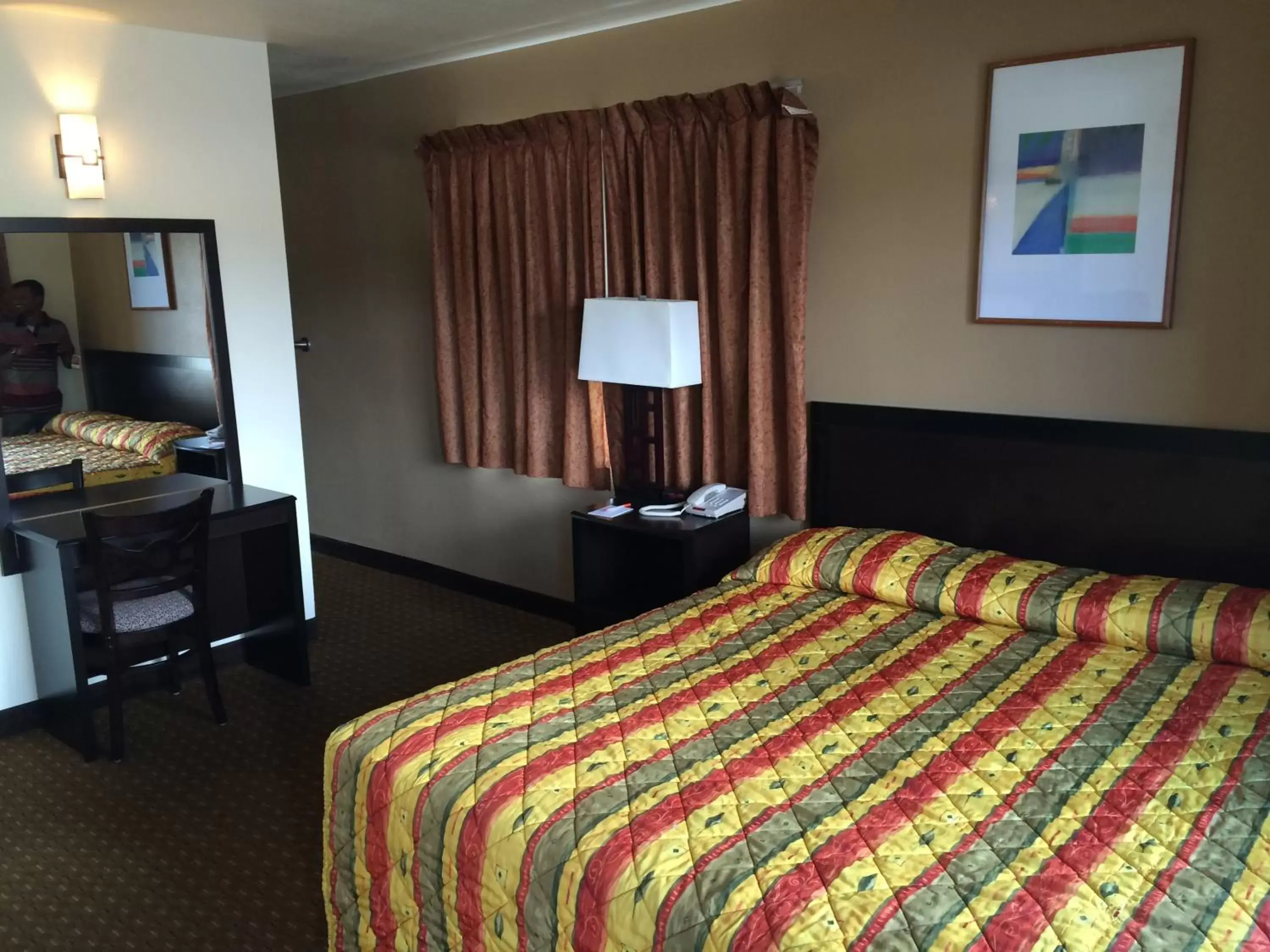 Photo of the whole room, Bed in Howard Johnson by Wyndham Flagstaff University West