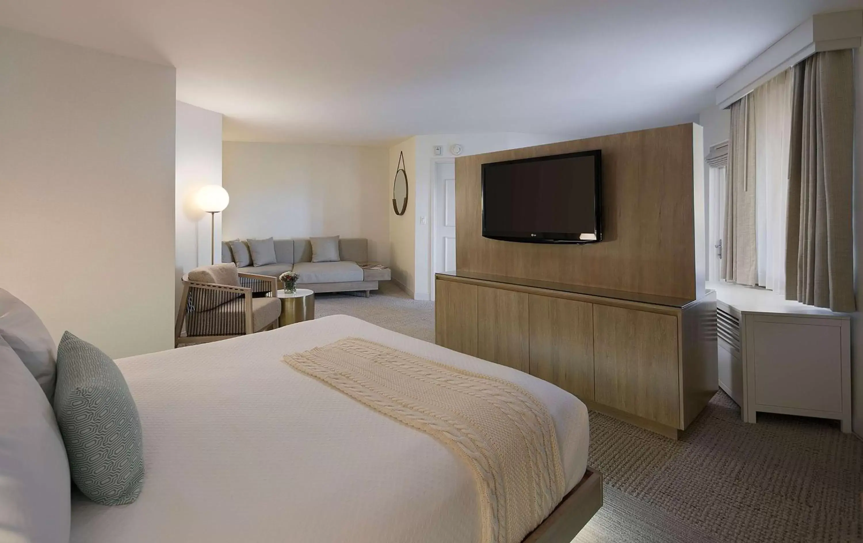 Bedroom, TV/Entertainment Center in The Belamar Hotel Manhattan Beach, Tapestry by Hilton