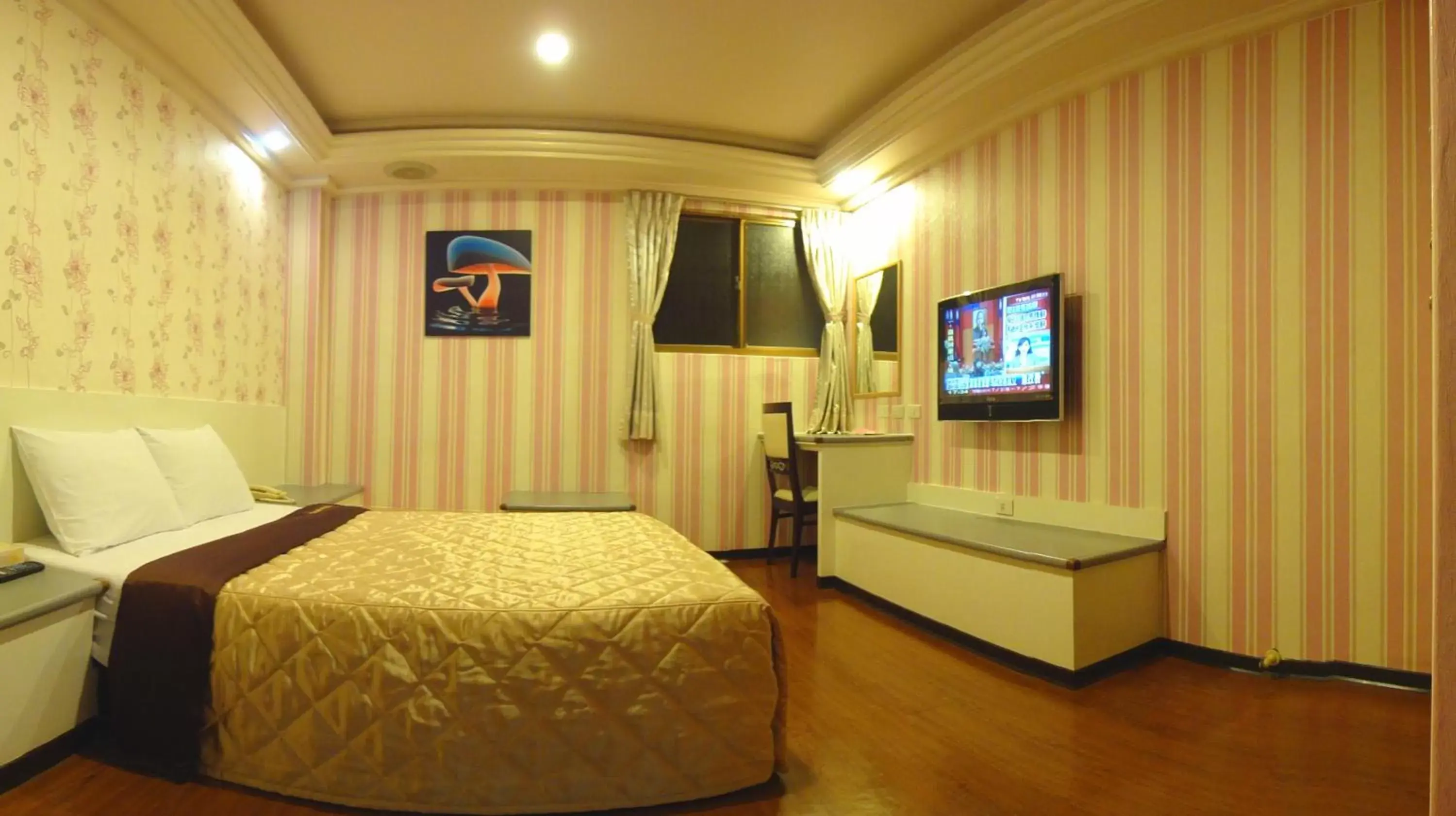 Photo of the whole room, TV/Entertainment Center in Hua Yue Hotel