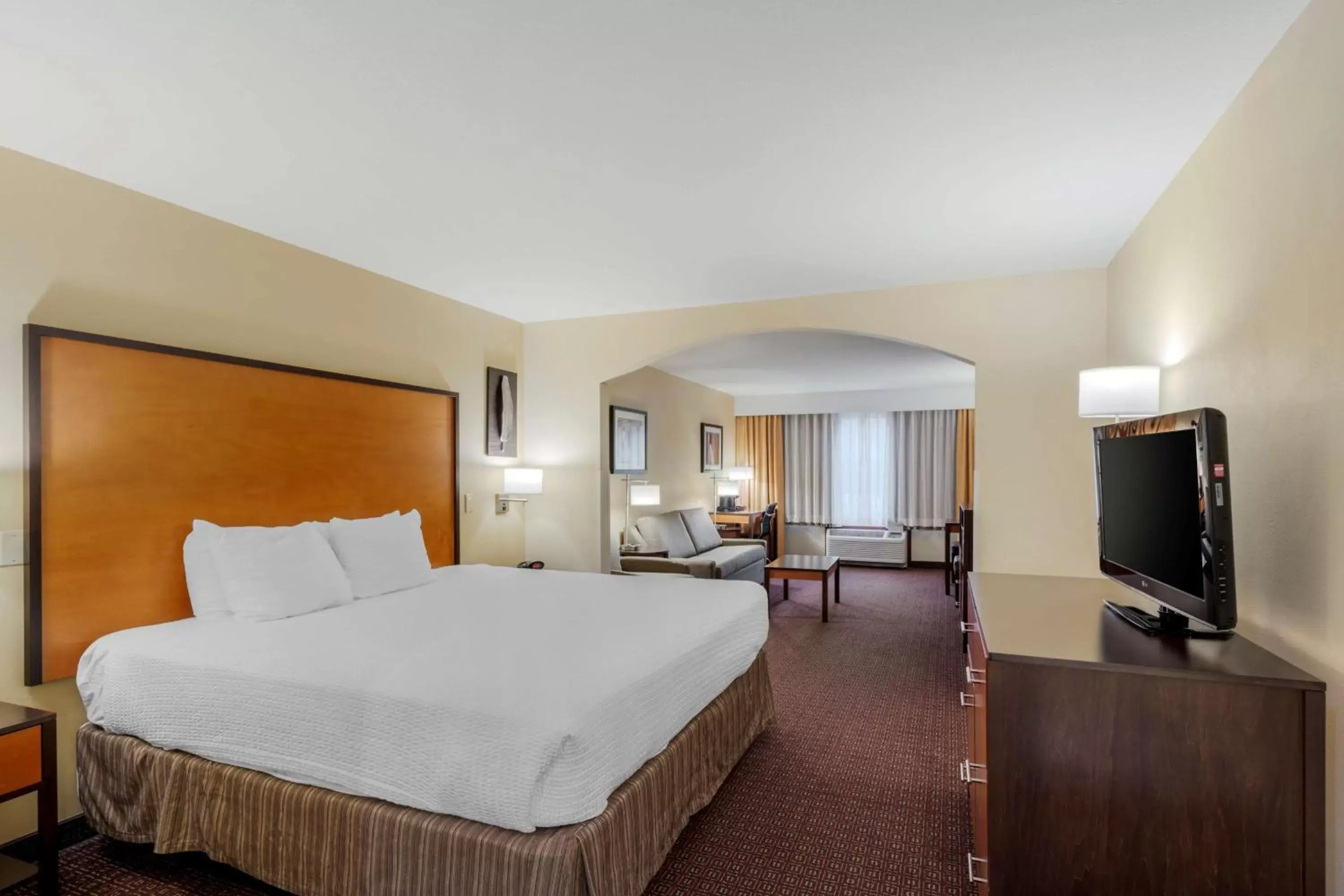 Bedroom in Best Western Cascade Inn & Suites