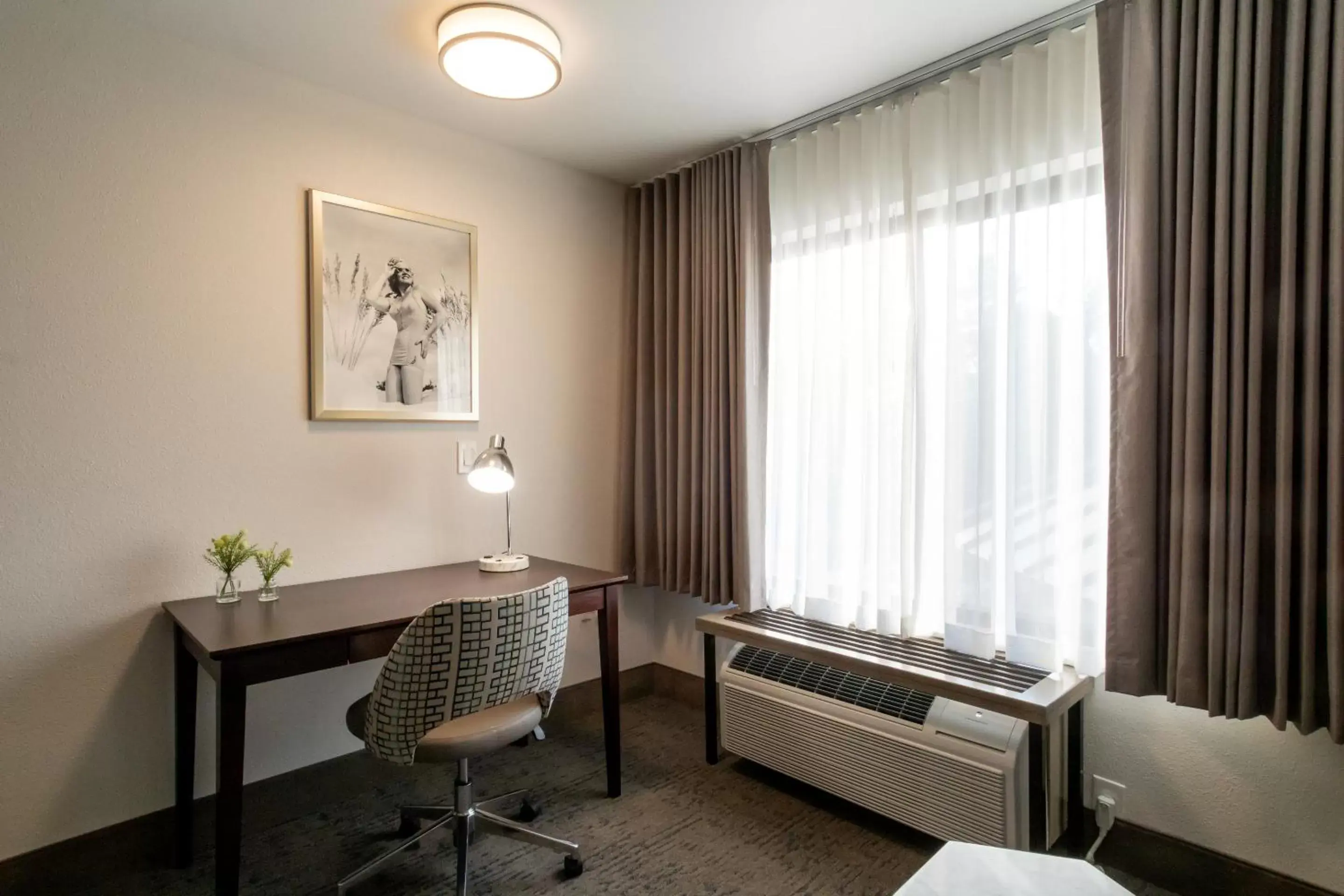 Bedroom, Seating Area in Oxford Suites Portland - Jantzen Beach