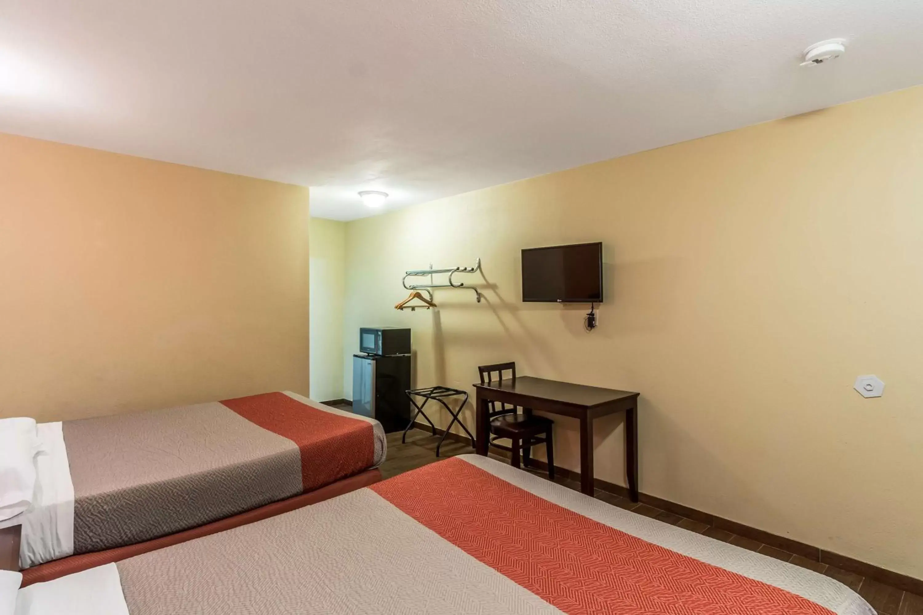 TV and multimedia, Bed in Motel 6-Blythe, CA - South