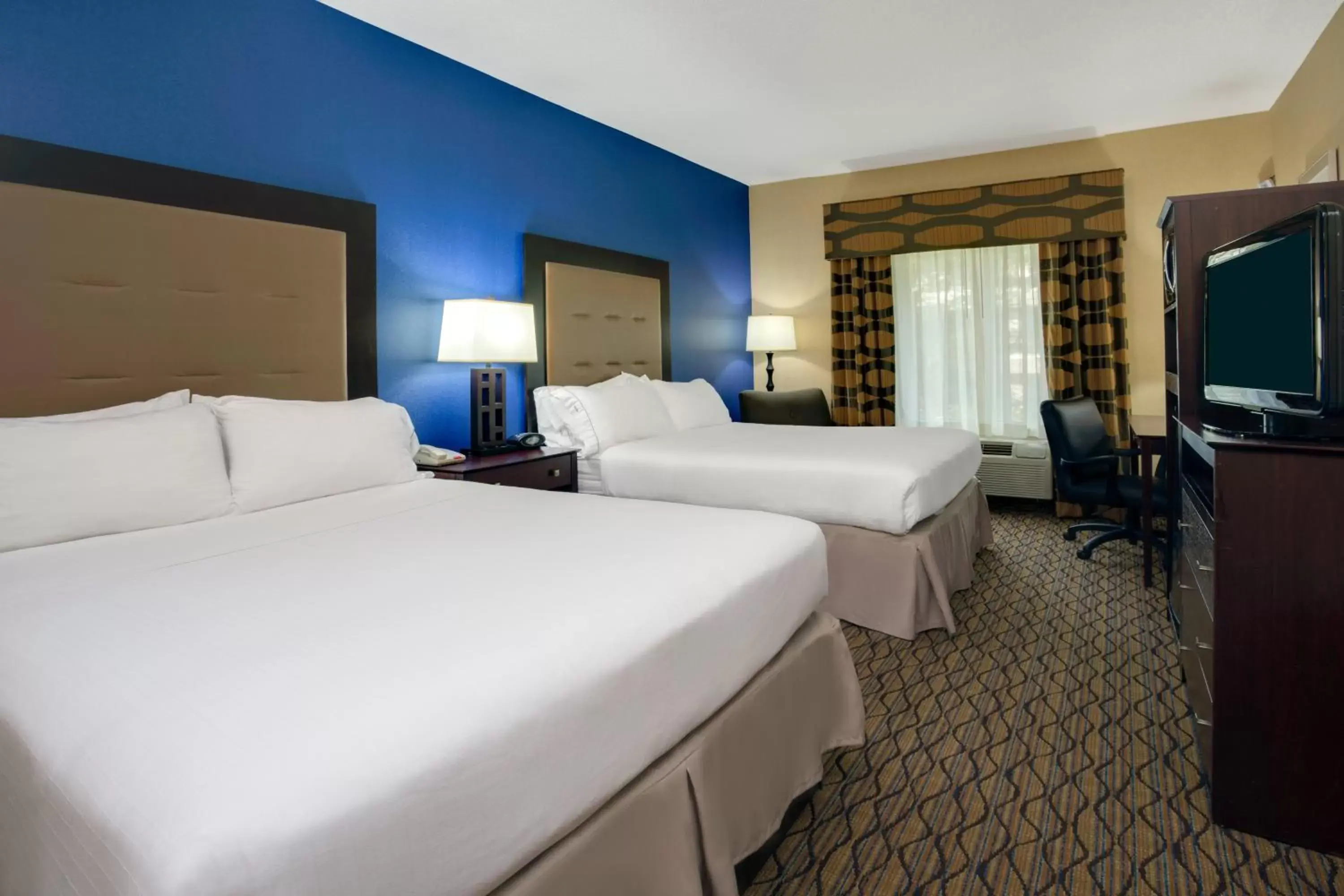 Photo of the whole room, Bed in Holiday Inn Express Tower Center New Brunswick, an IHG Hotel