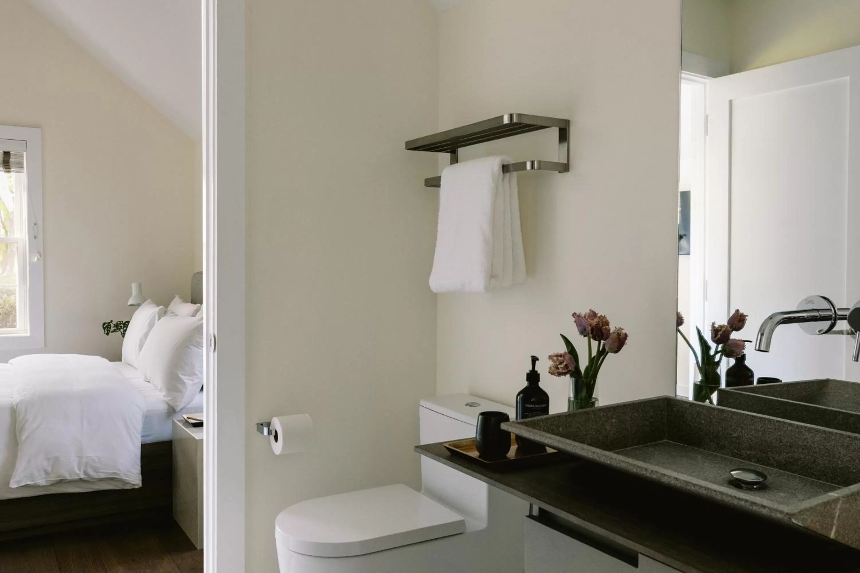 Bathroom, Bed in The Roundtree, Amagansett