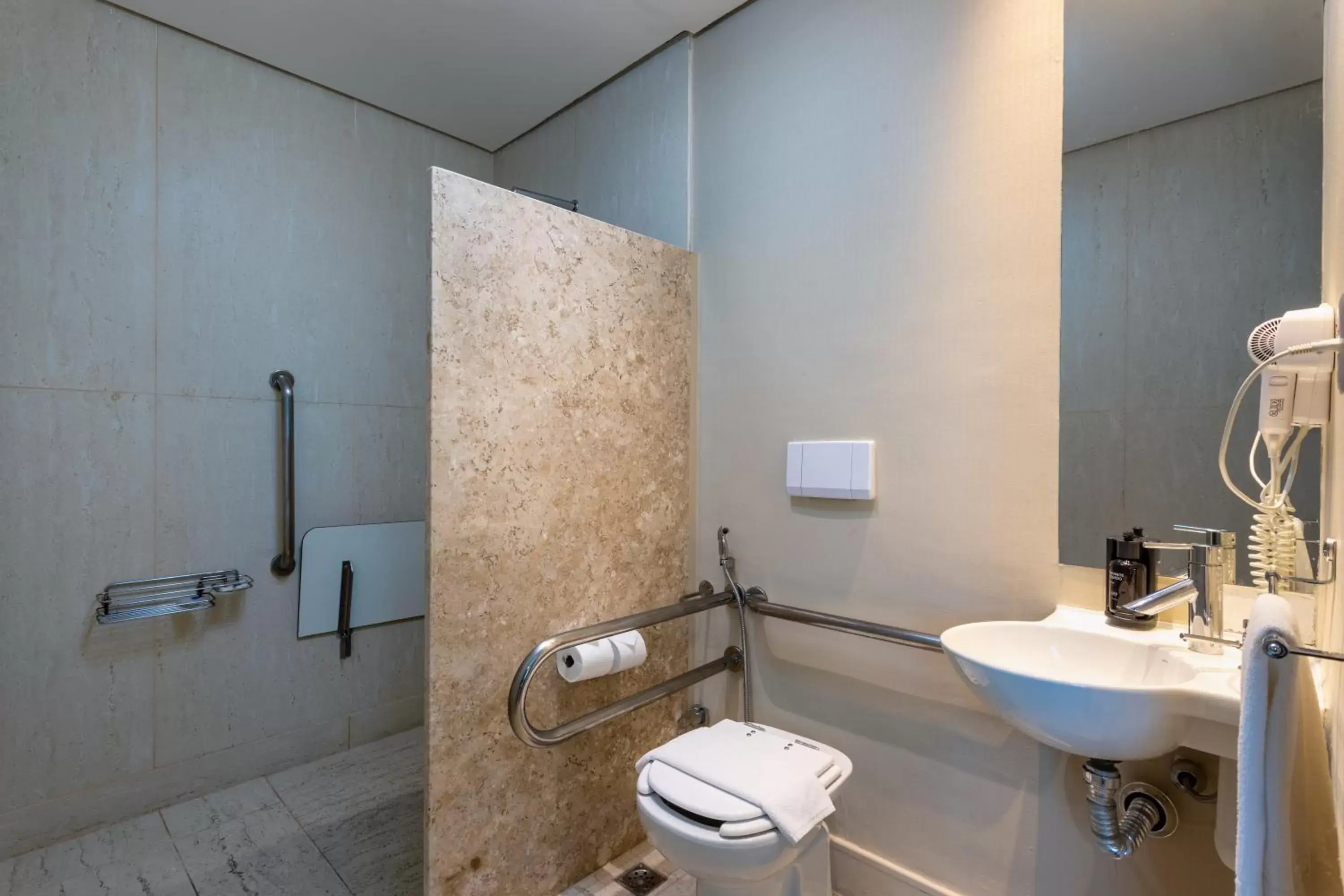 Bathroom in Tryp by Wyndham Belo Horizonte Savassi